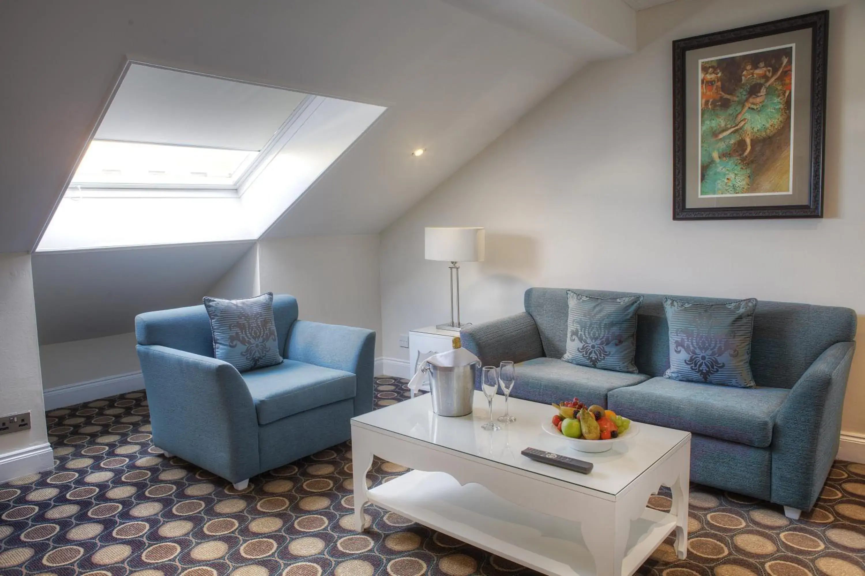 Photo of the whole room in Holiday Inn - Glasgow - City Ctr Theatreland by IHG Photo of the whole room in Holiday Inn - Glasgow - City Ctr Theatreland by IHG