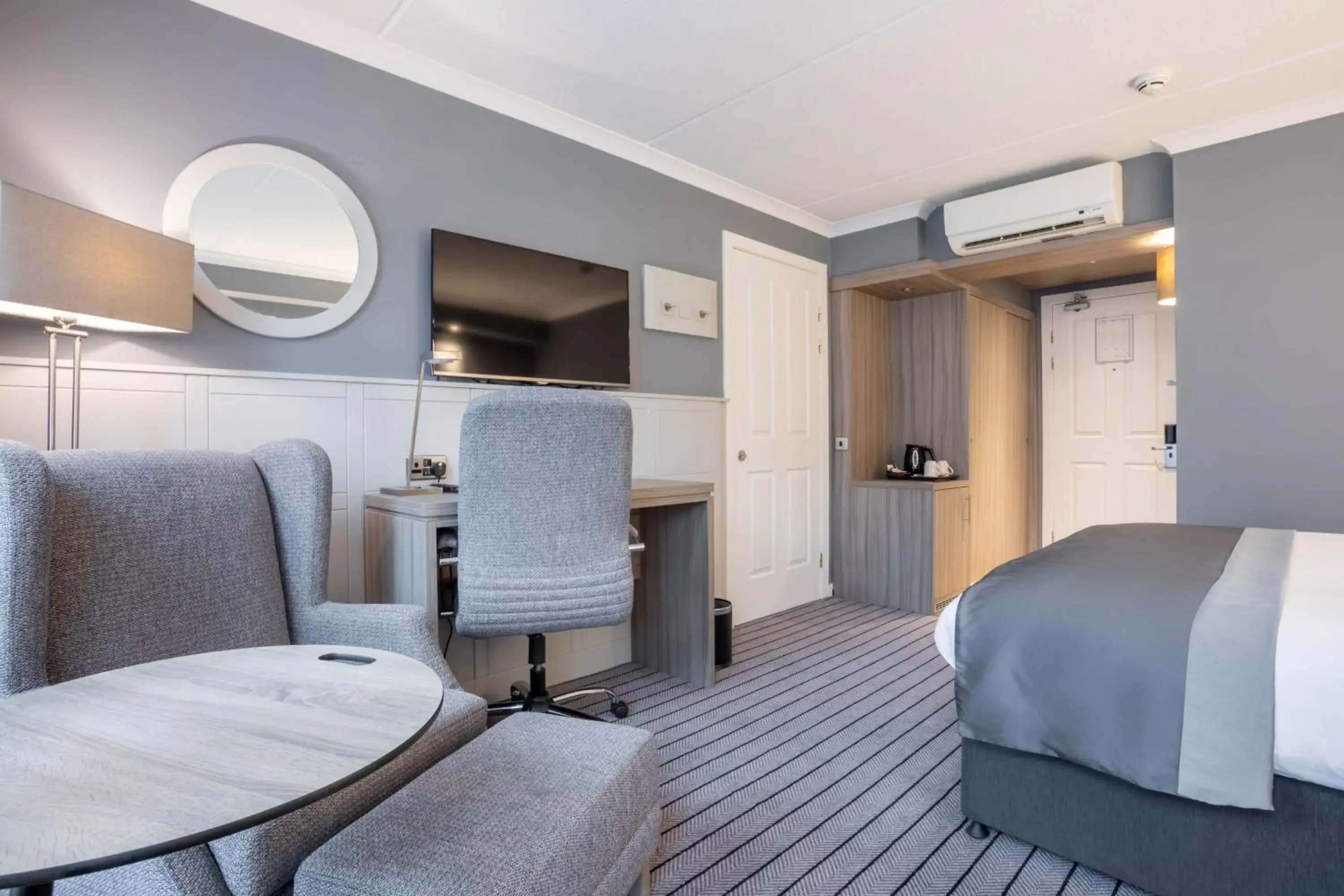 Photo of the whole room, Bed in Holiday Inn - Glasgow - City Ctr Theatreland by IHG Photo of the whole room, Bed in Holiday Inn - Glasgow - City Ctr Theatreland by IHG