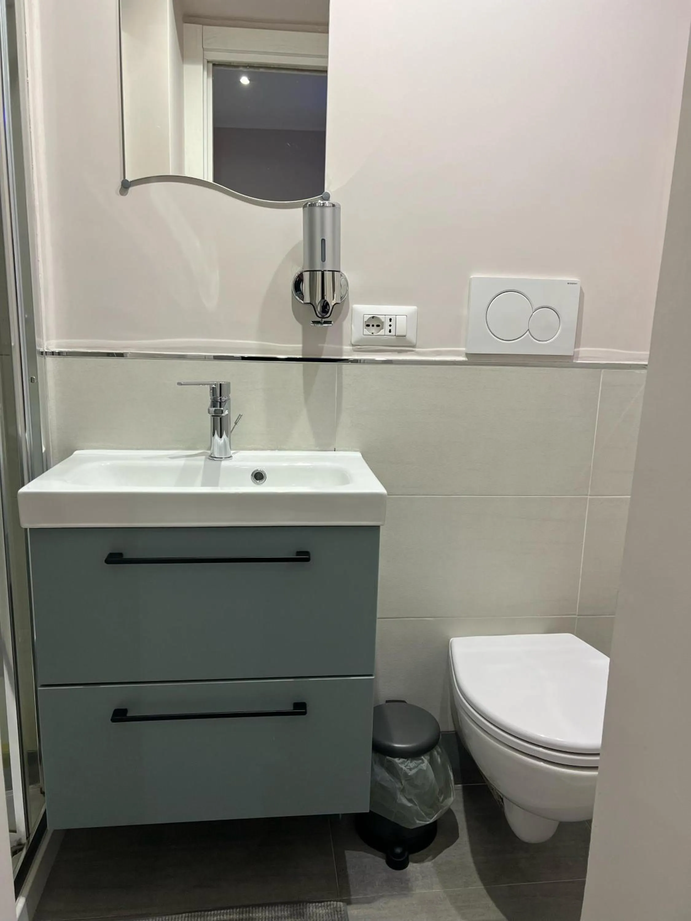 Toilet in Giuseppe & Greta