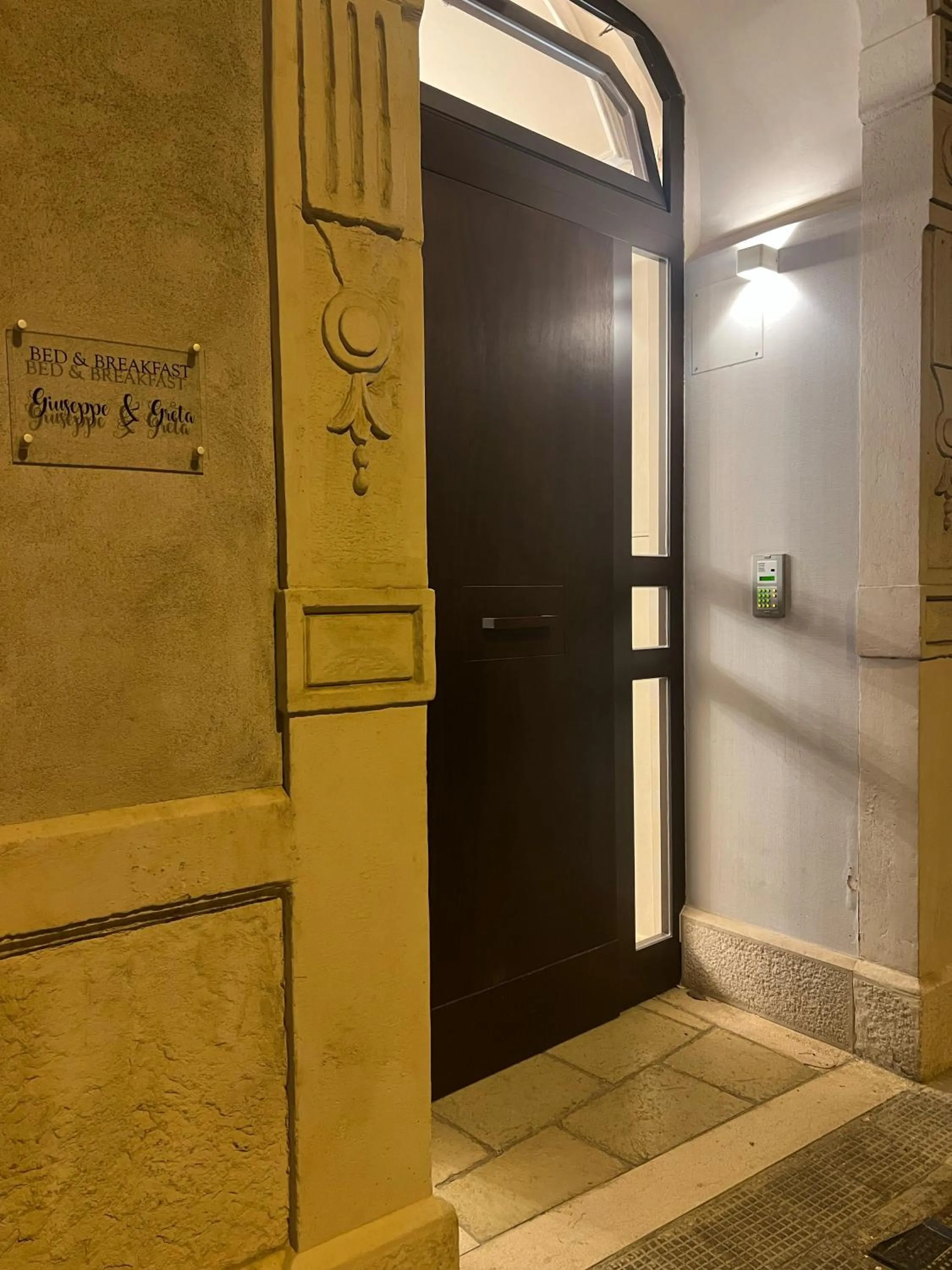 Facade/entrance in Giuseppe & Greta