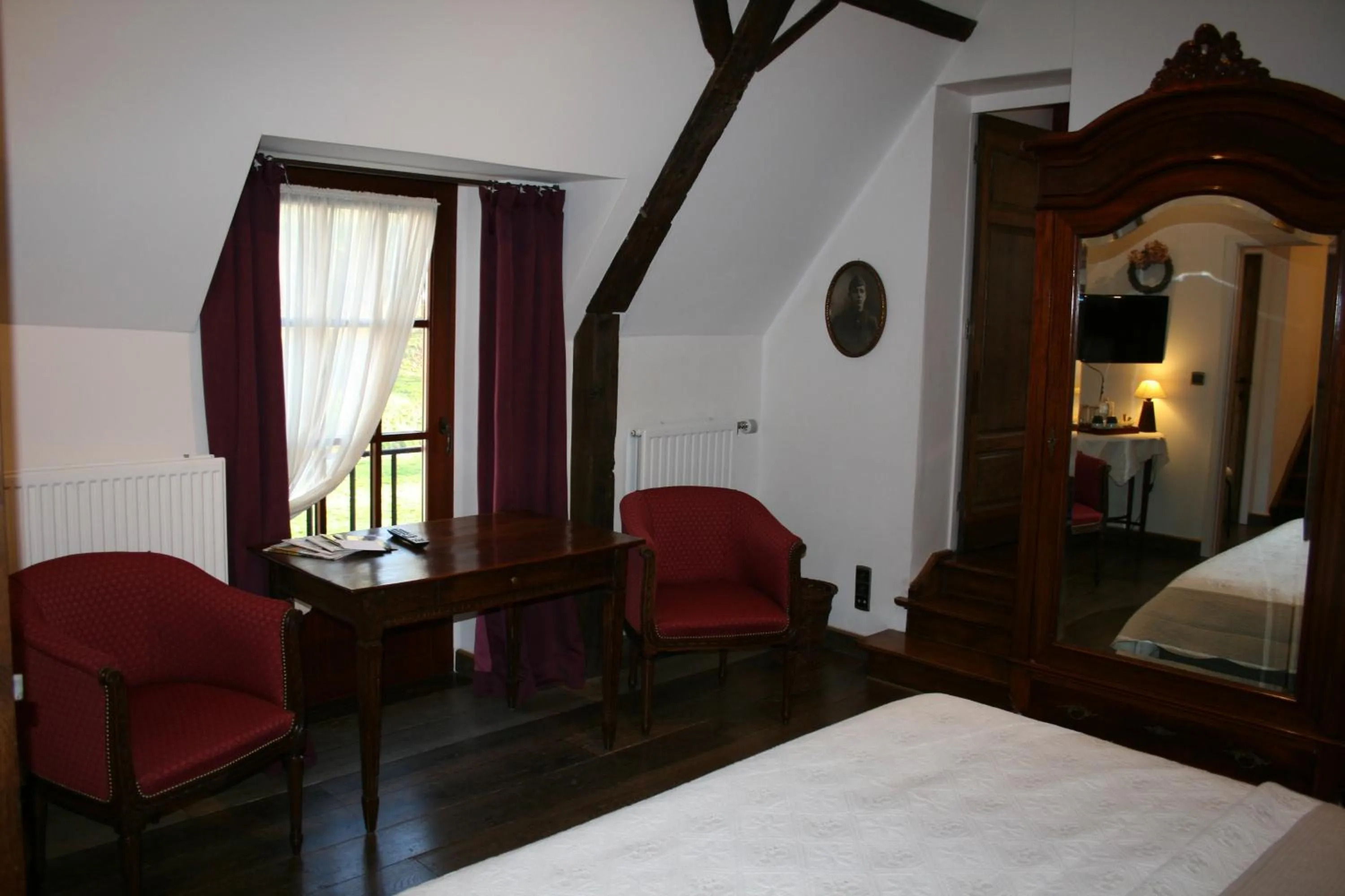 Seating area, Bed in Château de Bonne Espérance