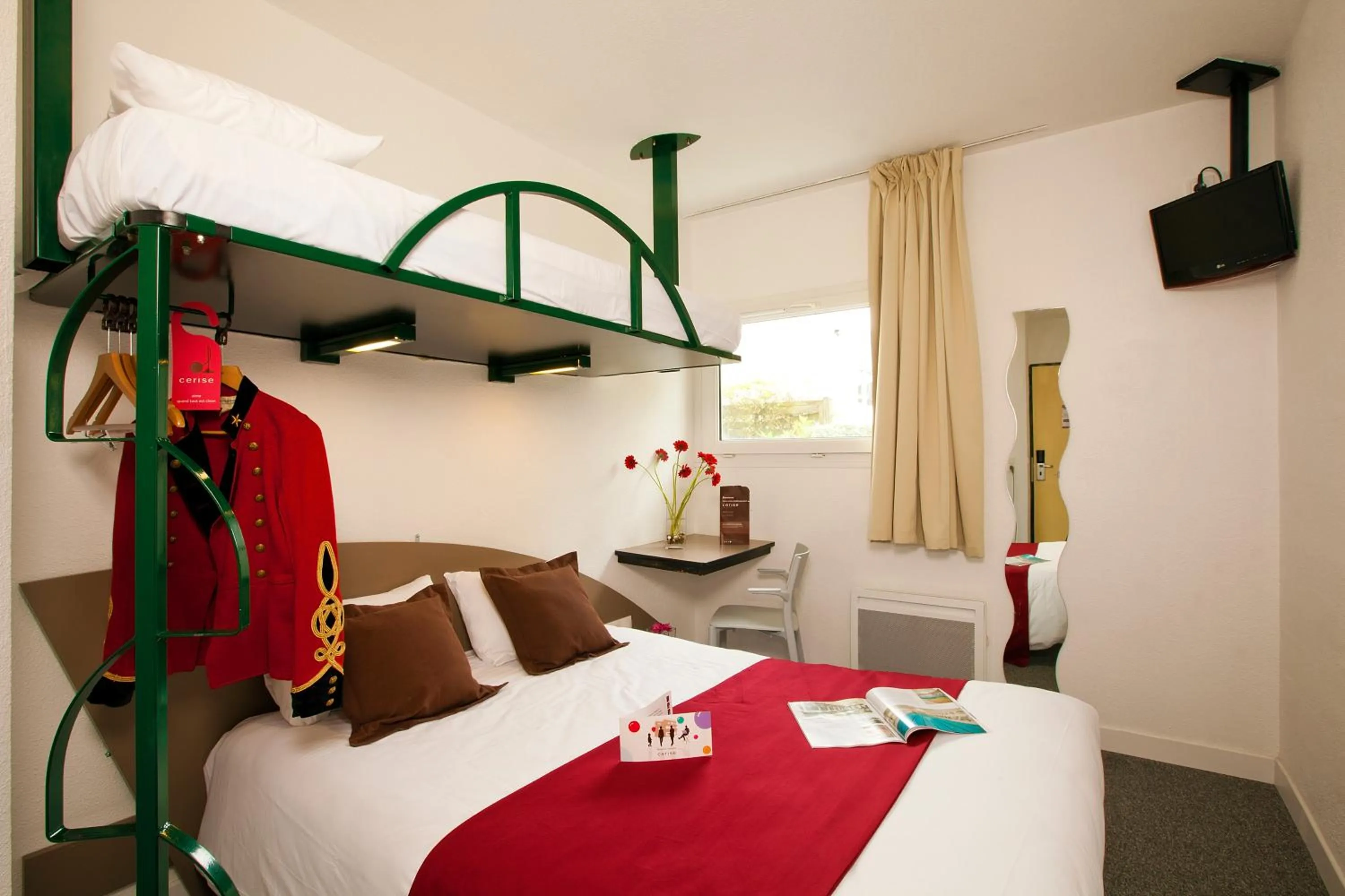 Bedroom, Bed in Hotel Cerise Nancy