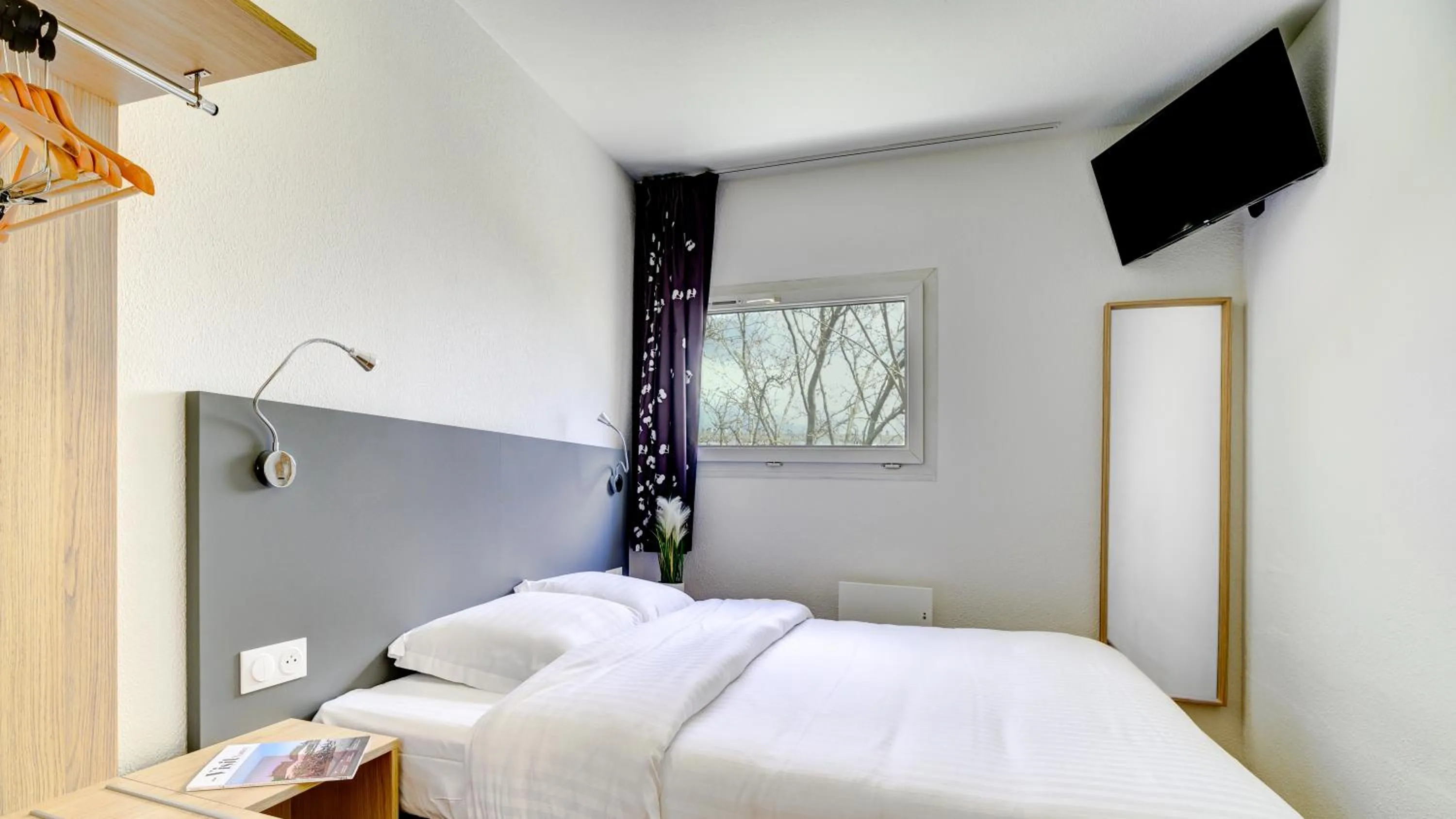 Bedroom, Bed in Hotel Cerise Nancy