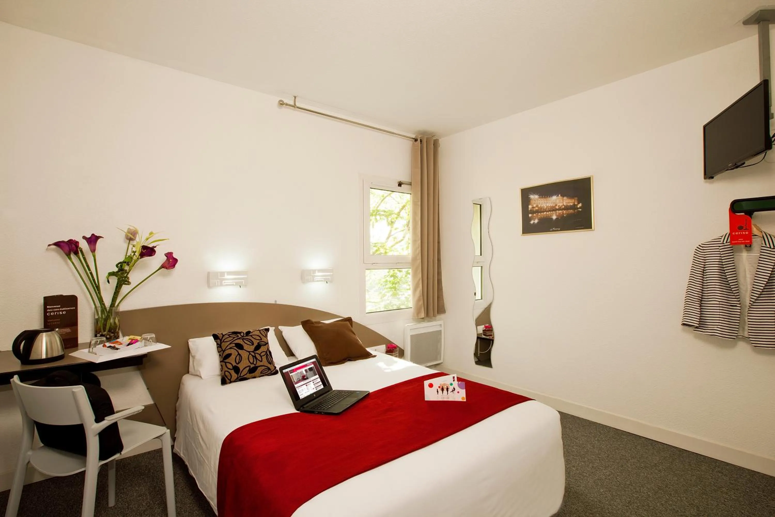 Bedroom, Bed in Hotel Cerise Nancy