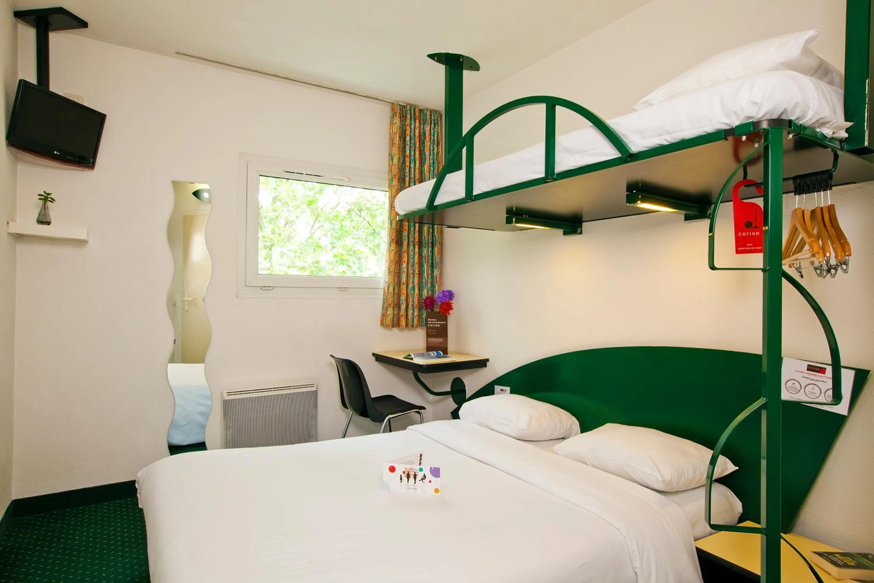 Bedroom, Bed in Hotel Cerise Nancy