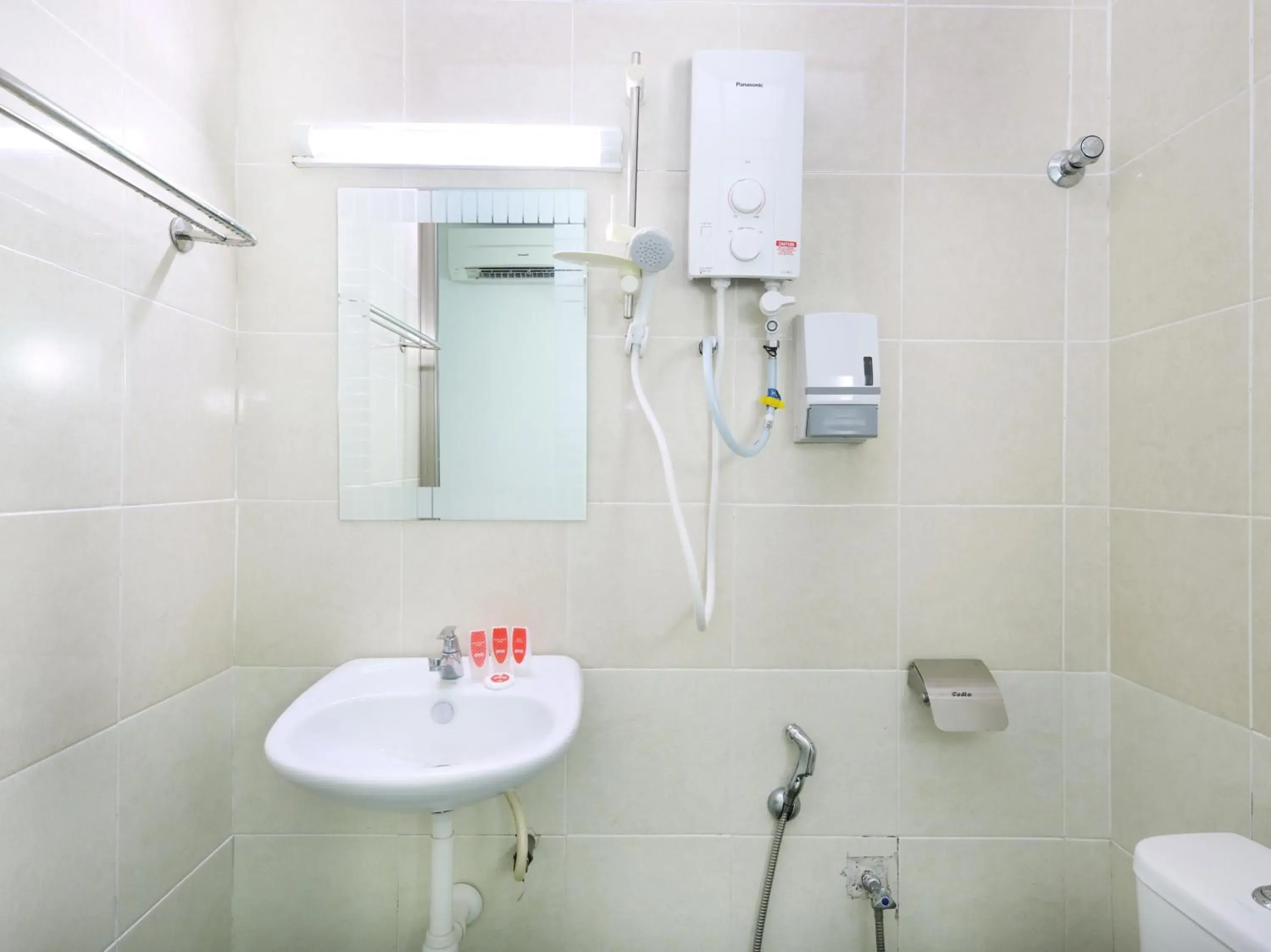 Bathroom in OYO 502 Midah Inn Puchong