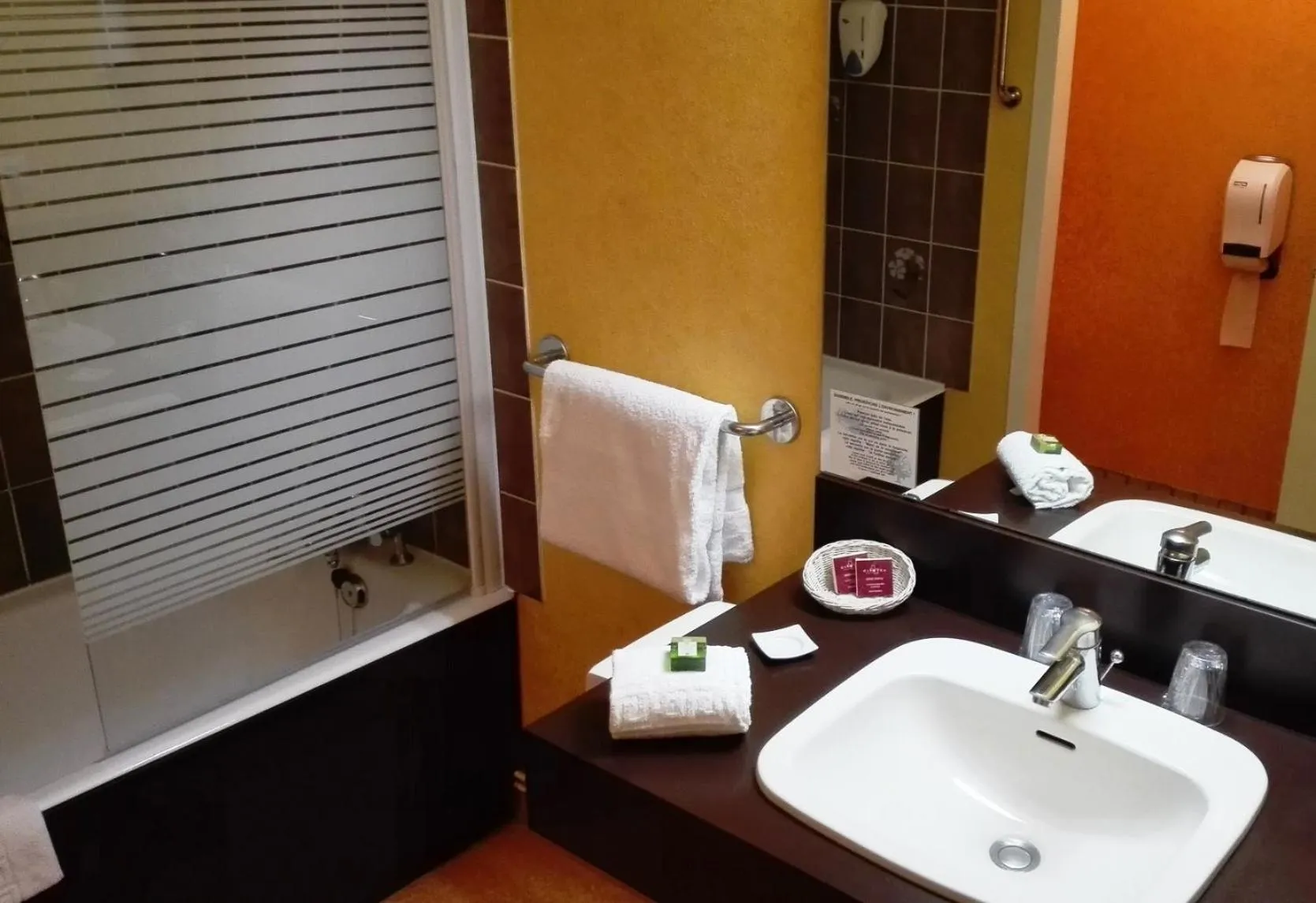 Bathroom in Logis Hôtel Atrium Epinal Golbey