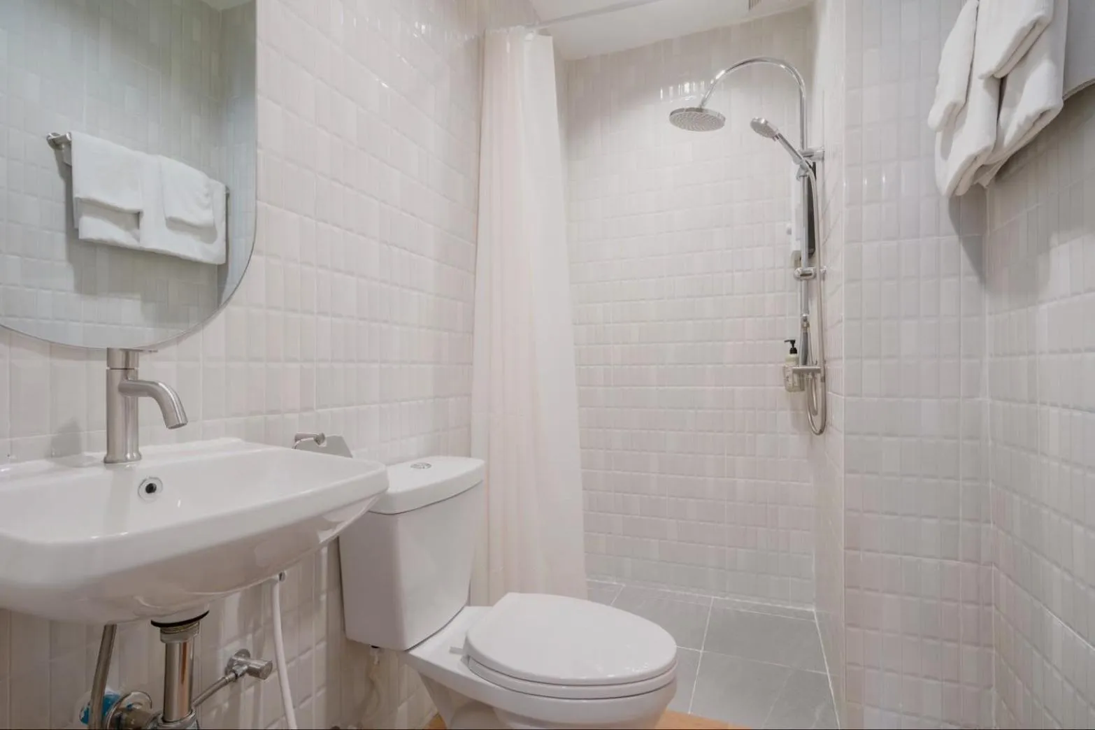 Toilet in Hotel PaPa Bangkok Siriraj