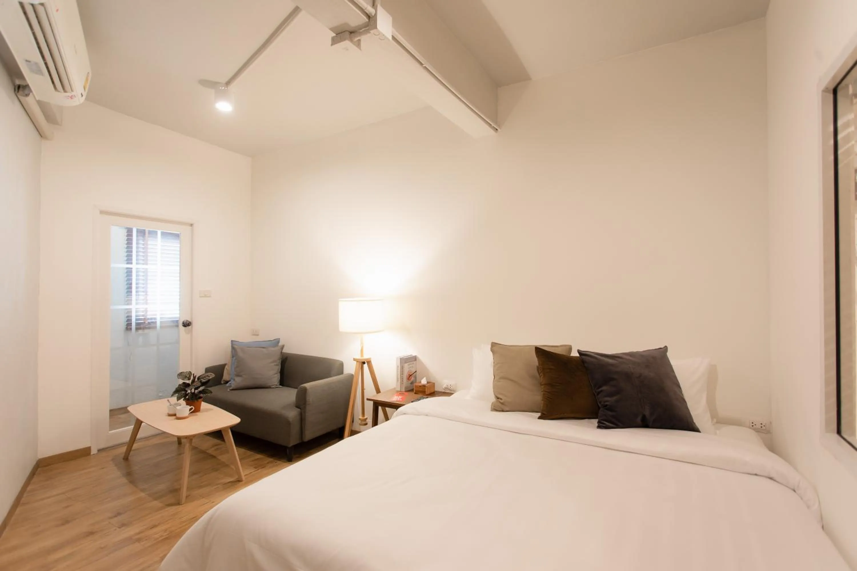 Bedroom, Bed in Hotel PaPa Bangkok Siriraj