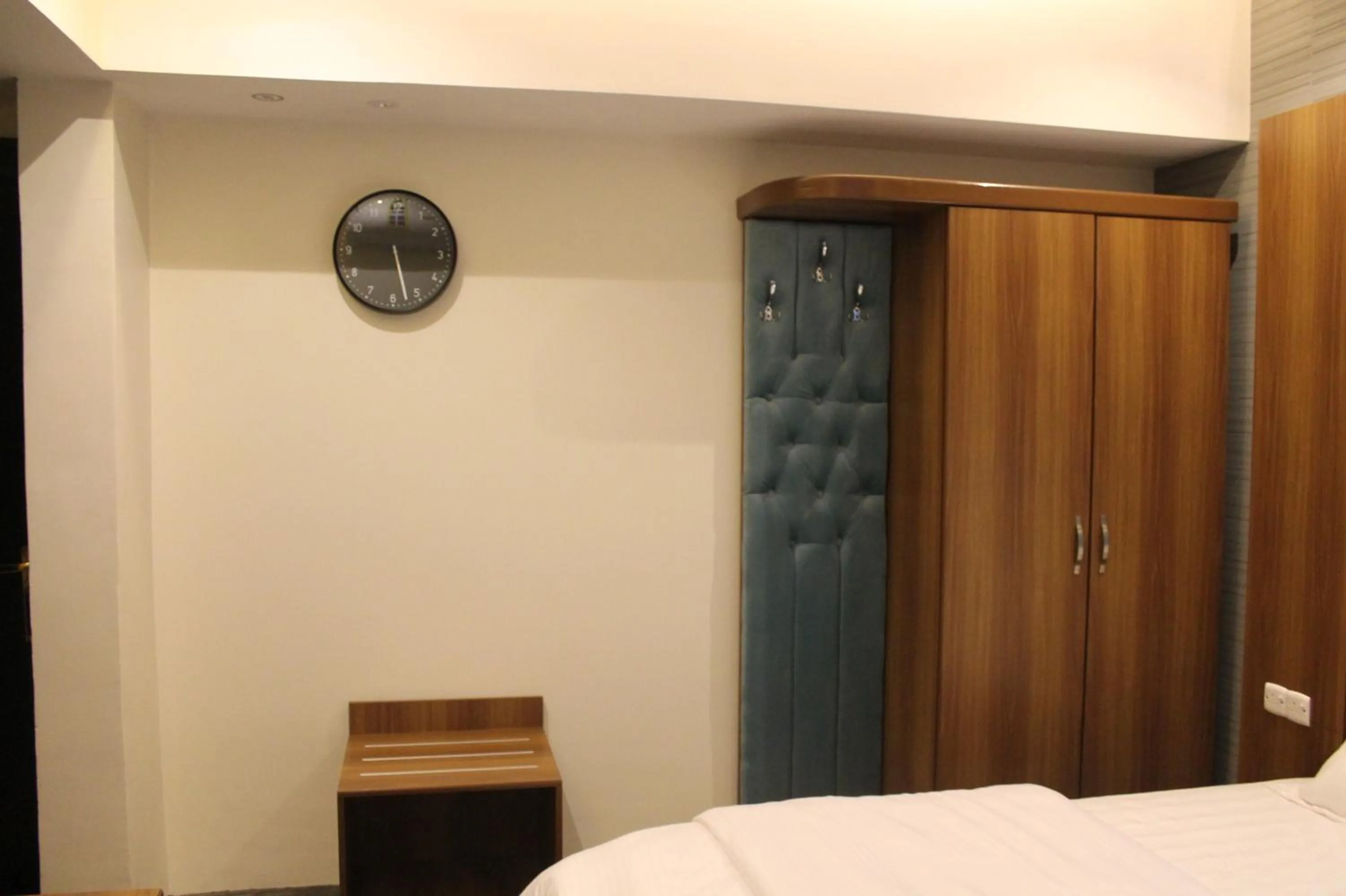 Photo of the whole room, Bed in Desert Rose