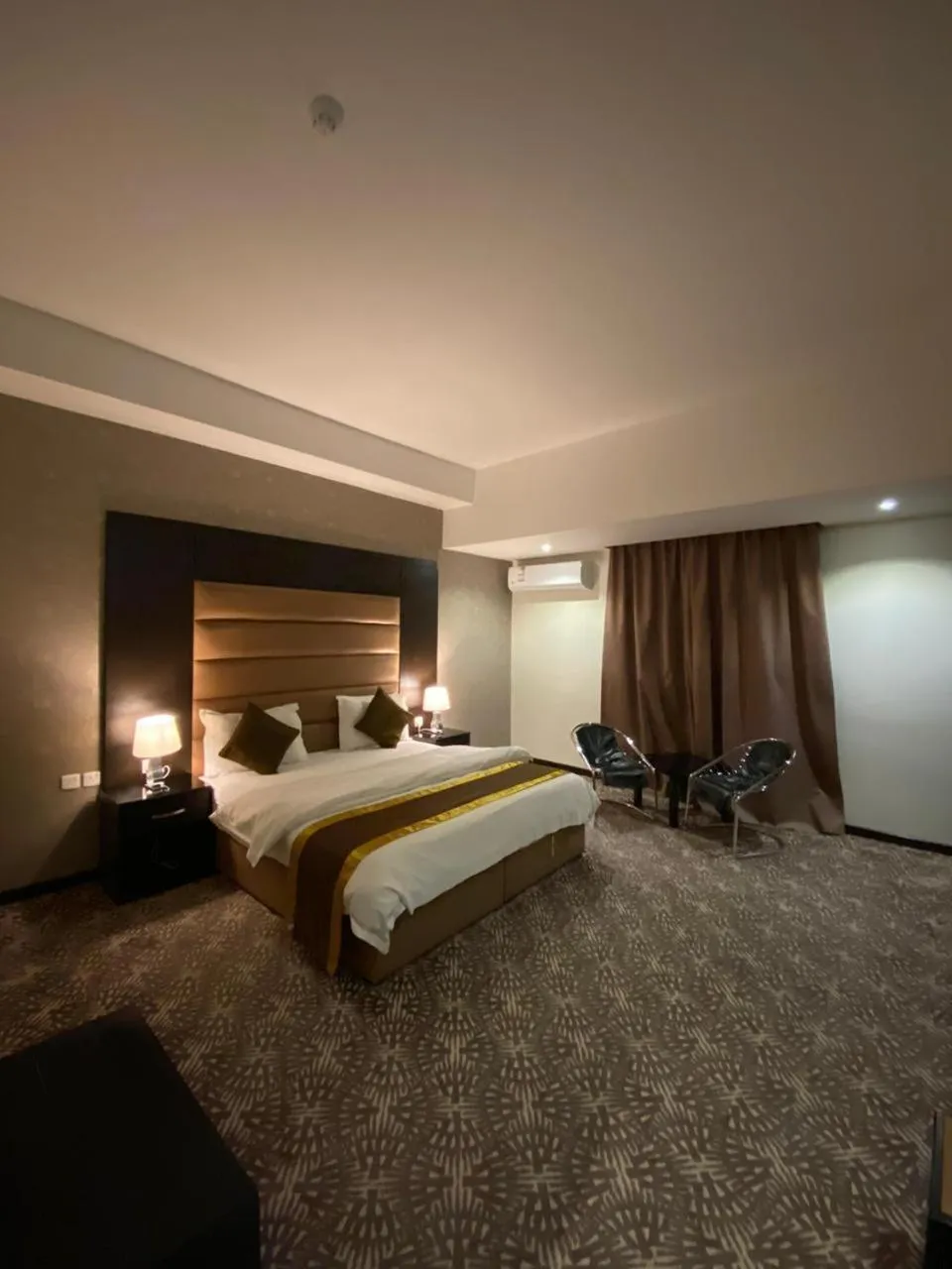 Photo of the whole room, Bed in Desert Rose