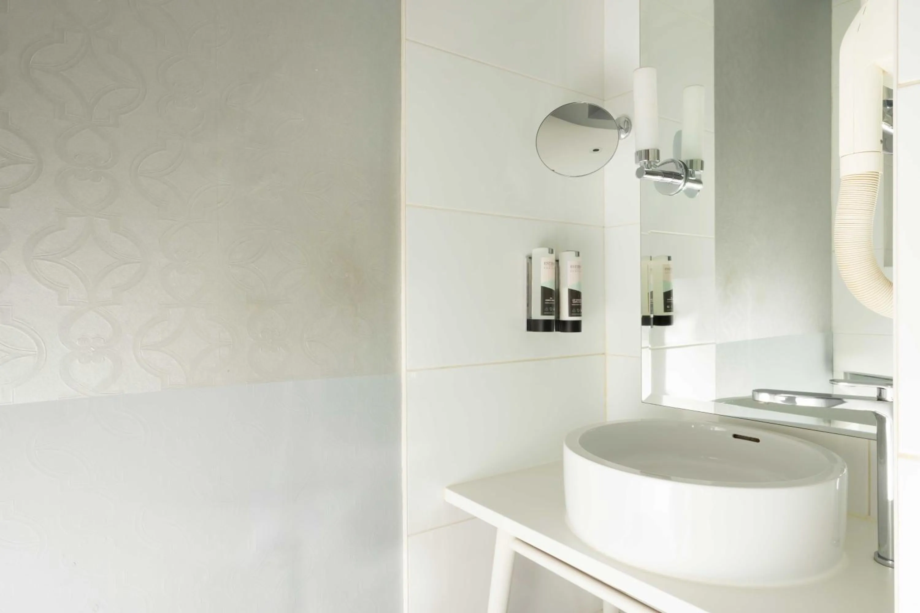 Bathroom in Hôtel du Triangle d'Or