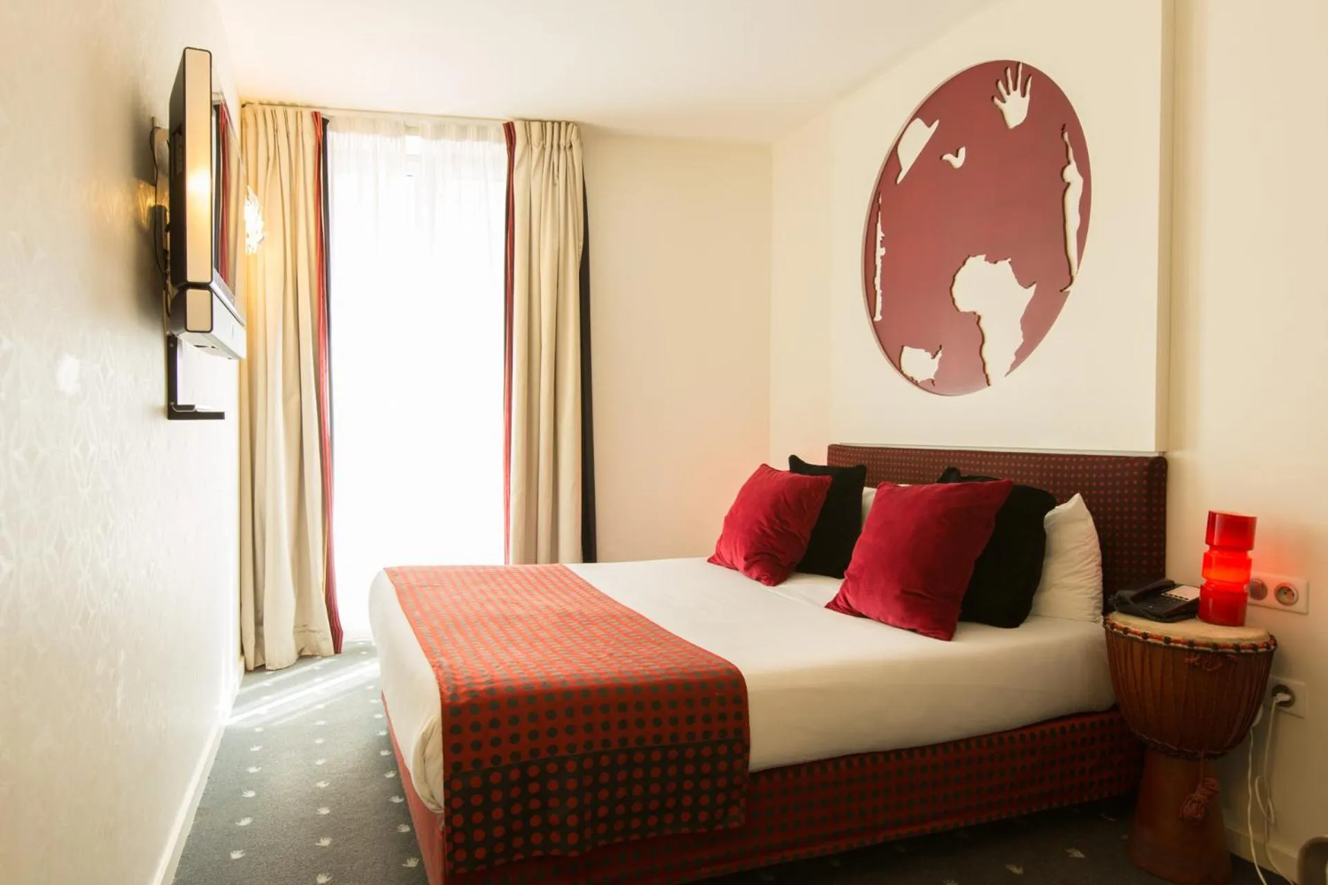 Bedroom, Bed in Hôtel du Triangle d'Or