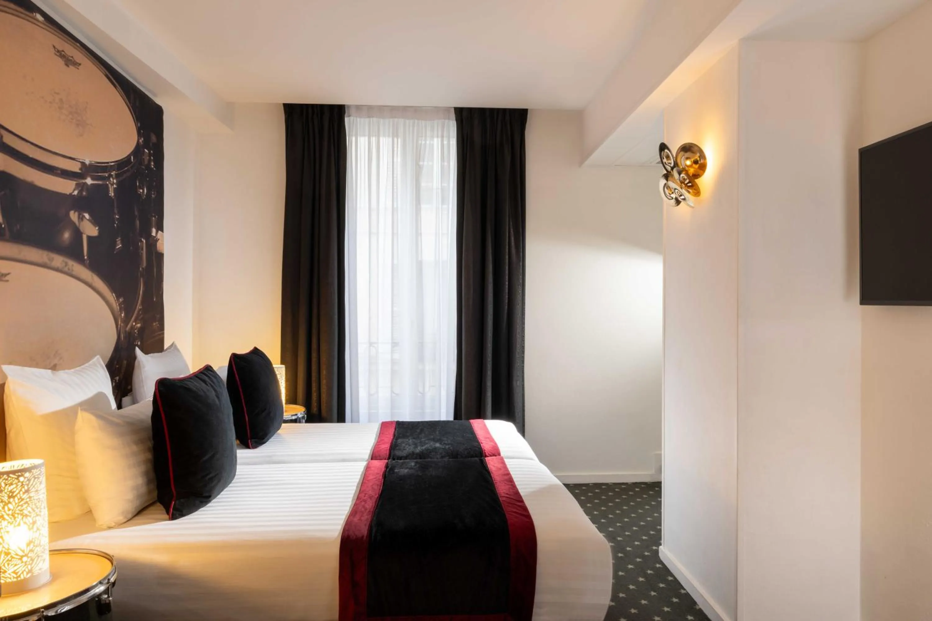 Bedroom, Bed in Hôtel du Triangle d'Or