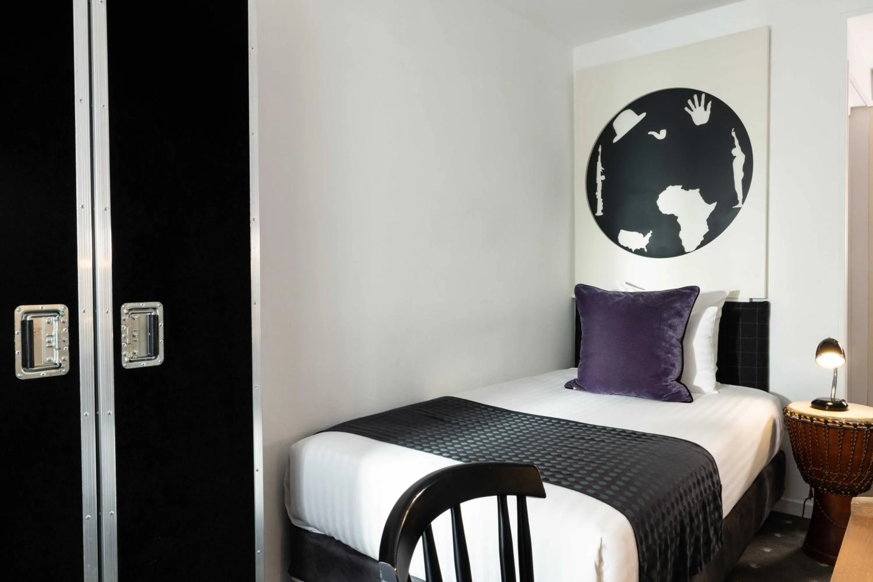 Bed in Hôtel du Triangle d'Or