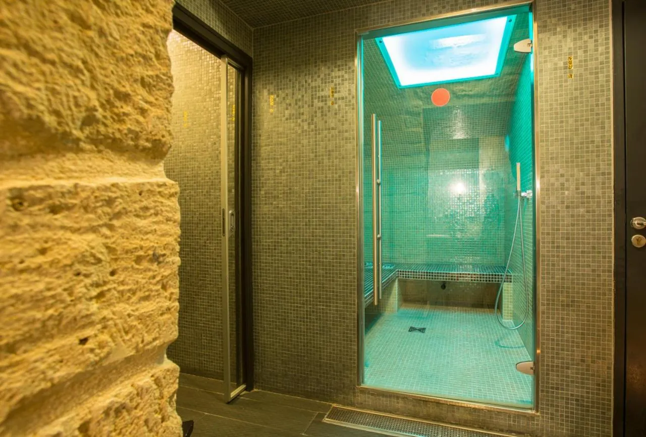 Steam room in Hôtel du Triangle d'Or