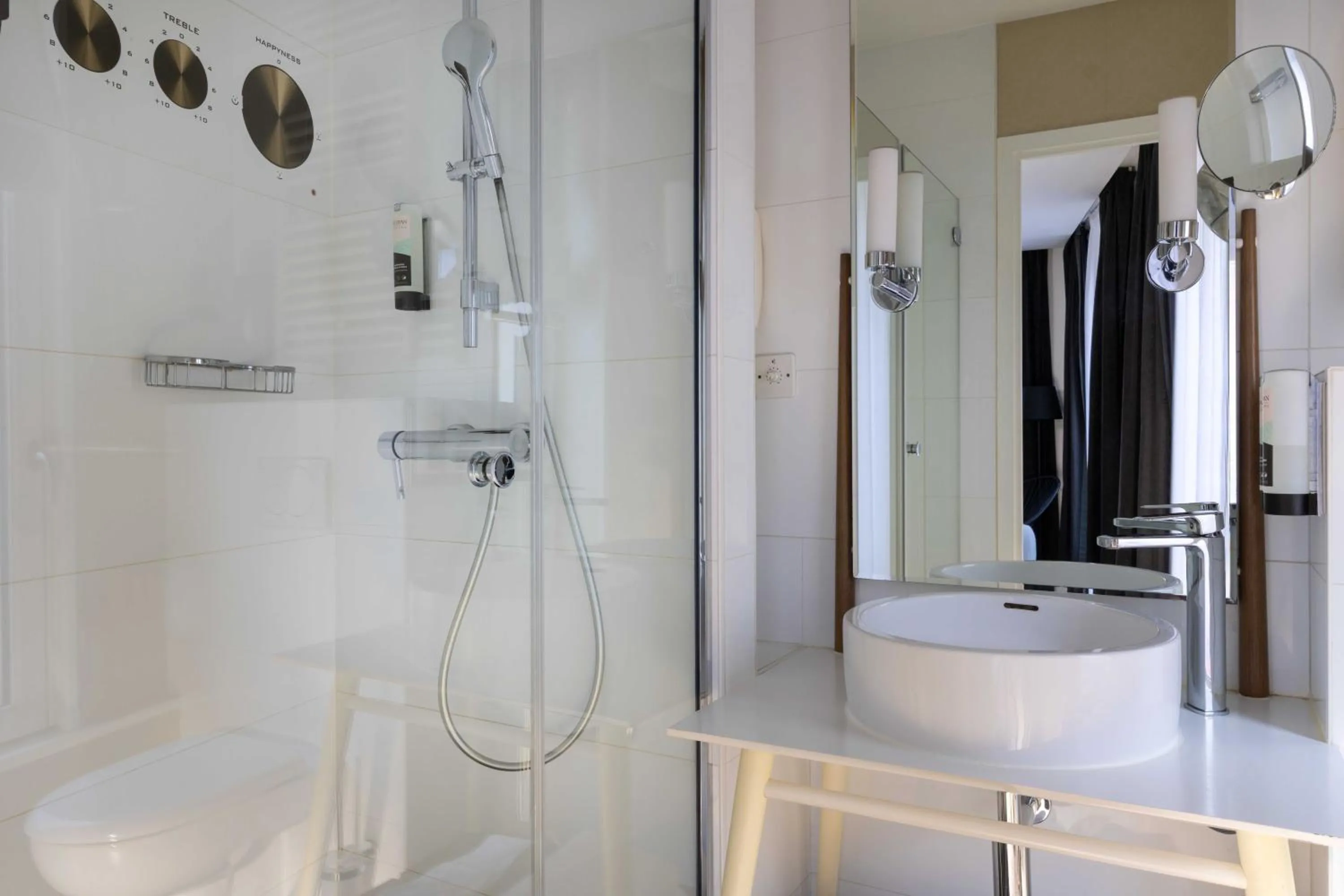 Bathroom in Hôtel du Triangle d'Or