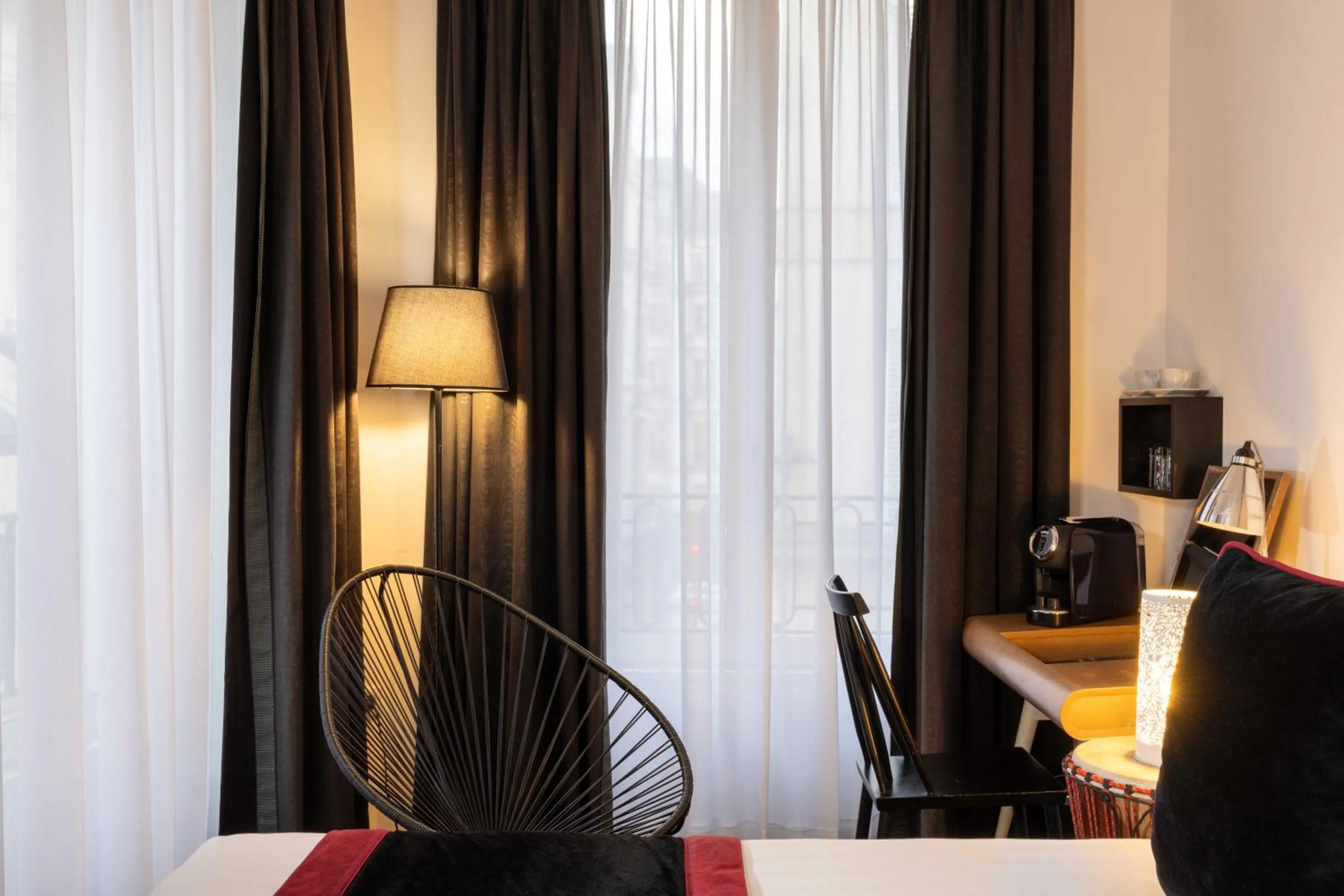 Seating area, Bed in Hôtel du Triangle d'Or