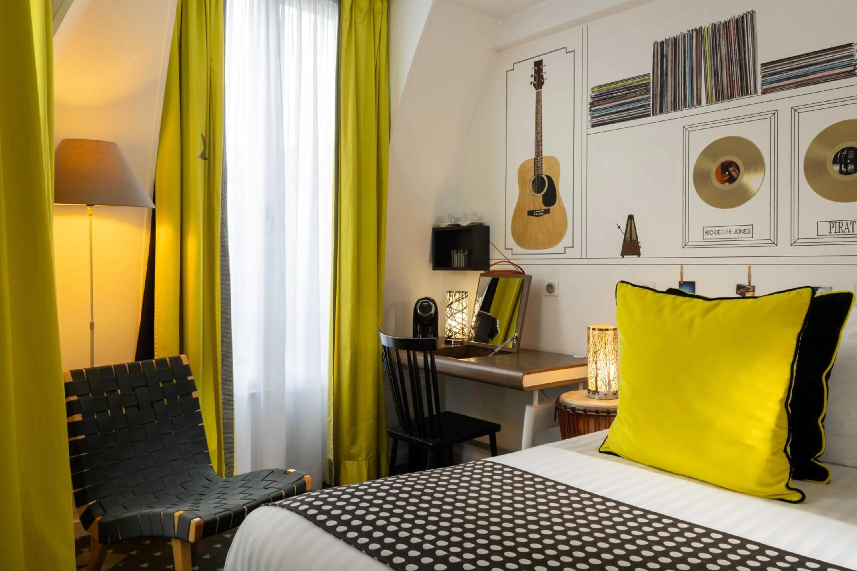 Bedroom, Bed in Hôtel du Triangle d'Or