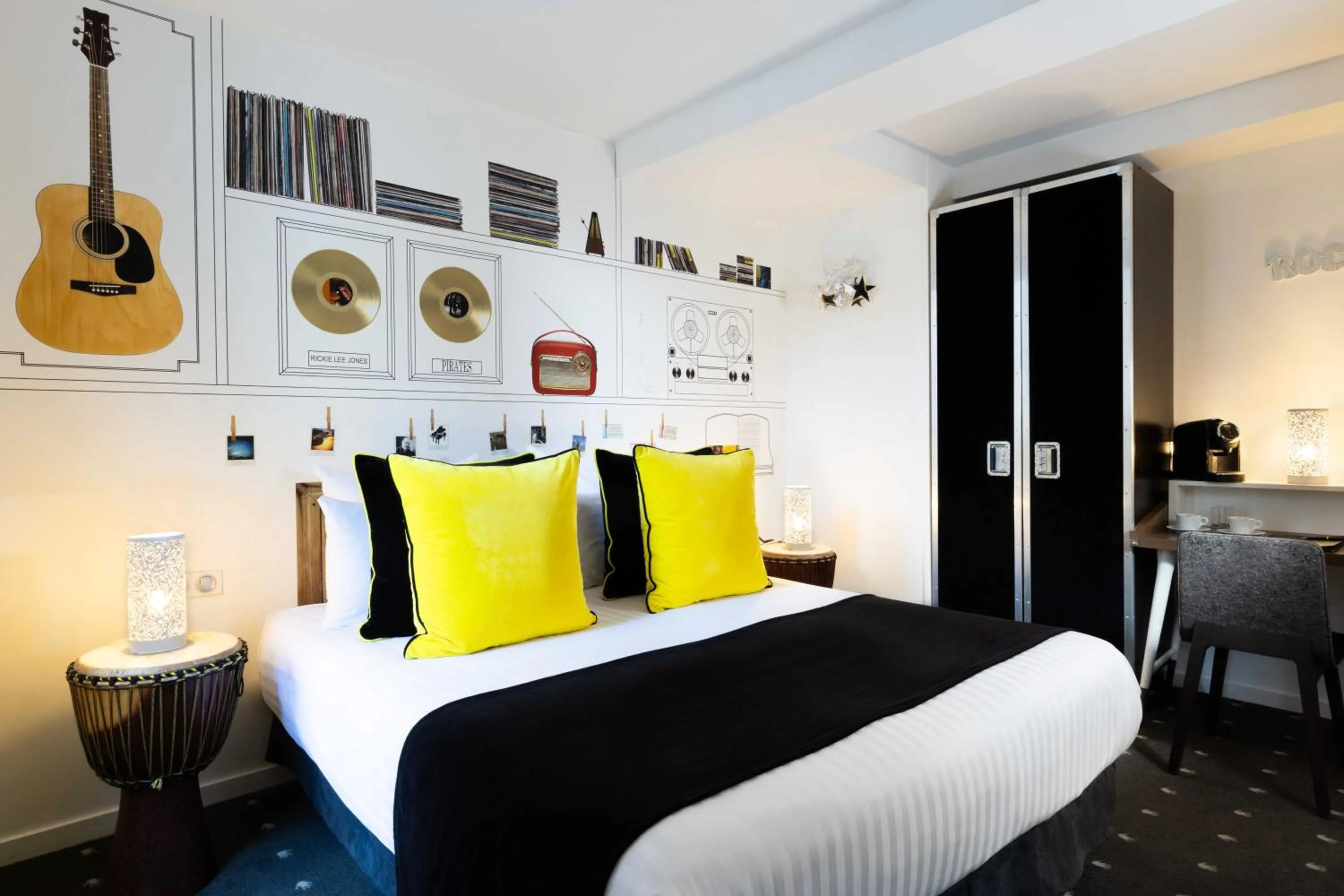 Bedroom, Bed in Hôtel du Triangle d'Or