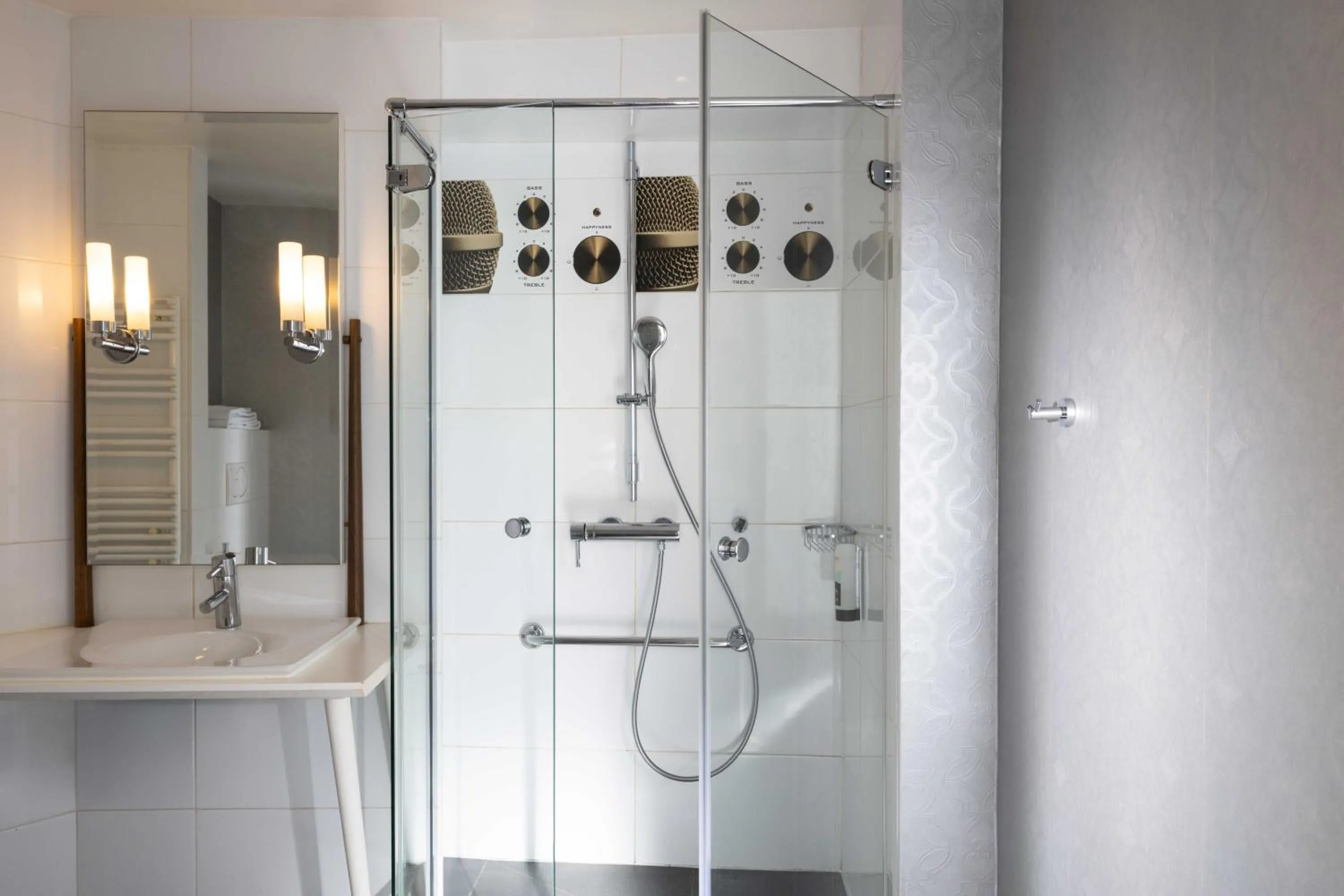 Bathroom in Hôtel du Triangle d'Or