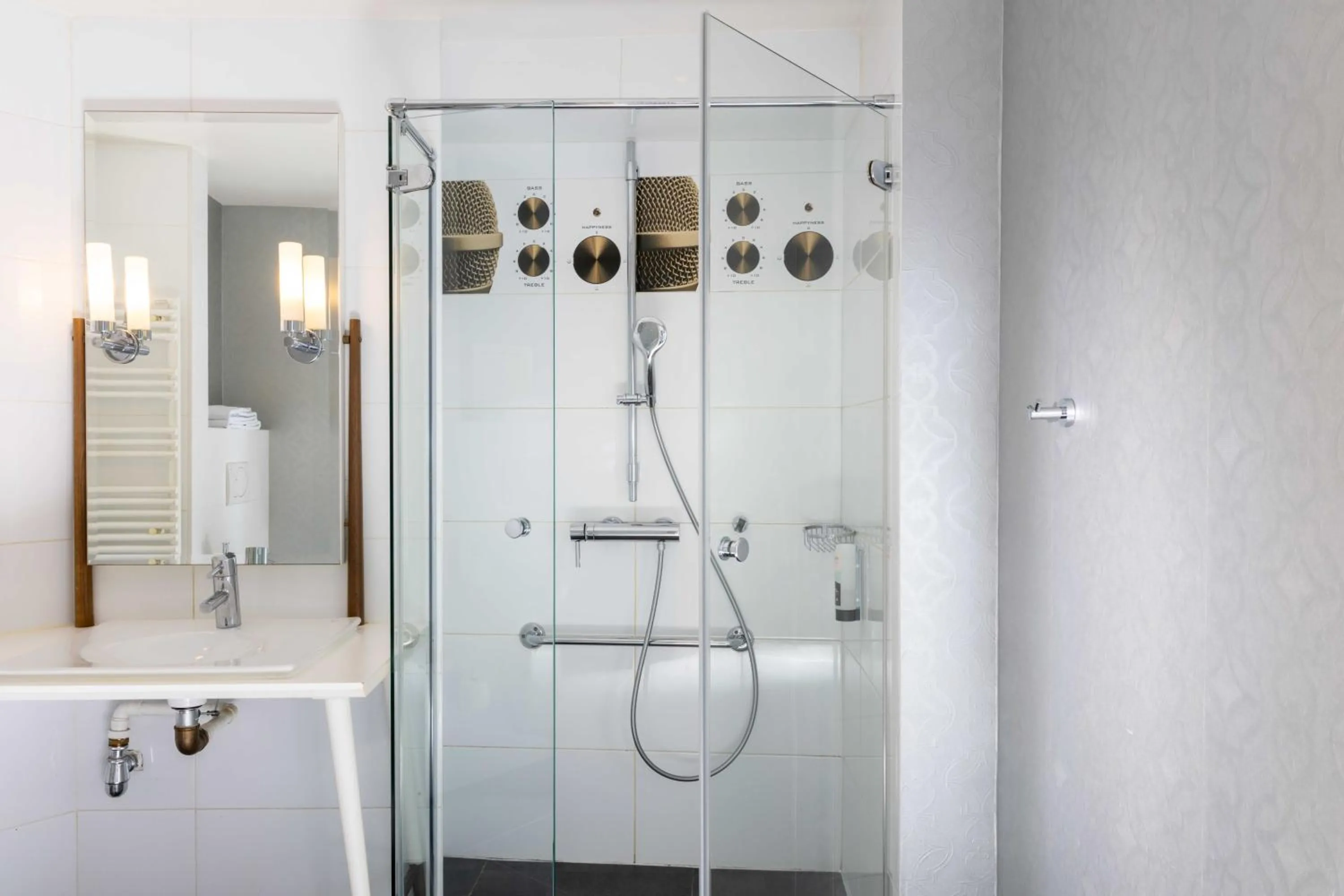 Shower in Hôtel du Triangle d'Or