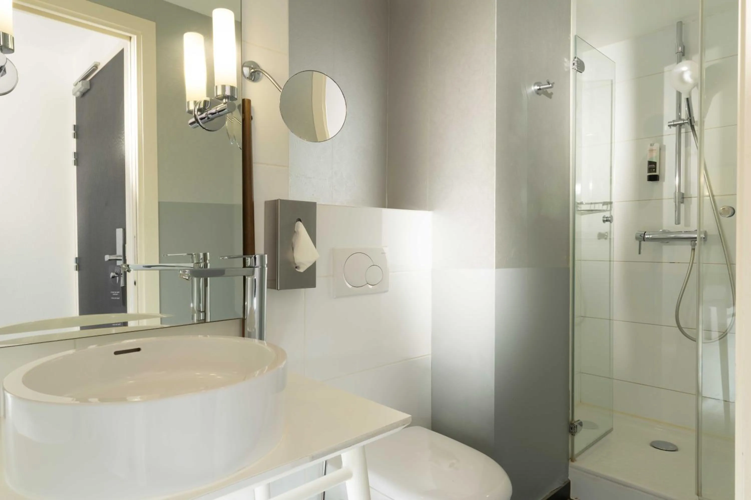 Bathroom in Hôtel du Triangle d'Or
