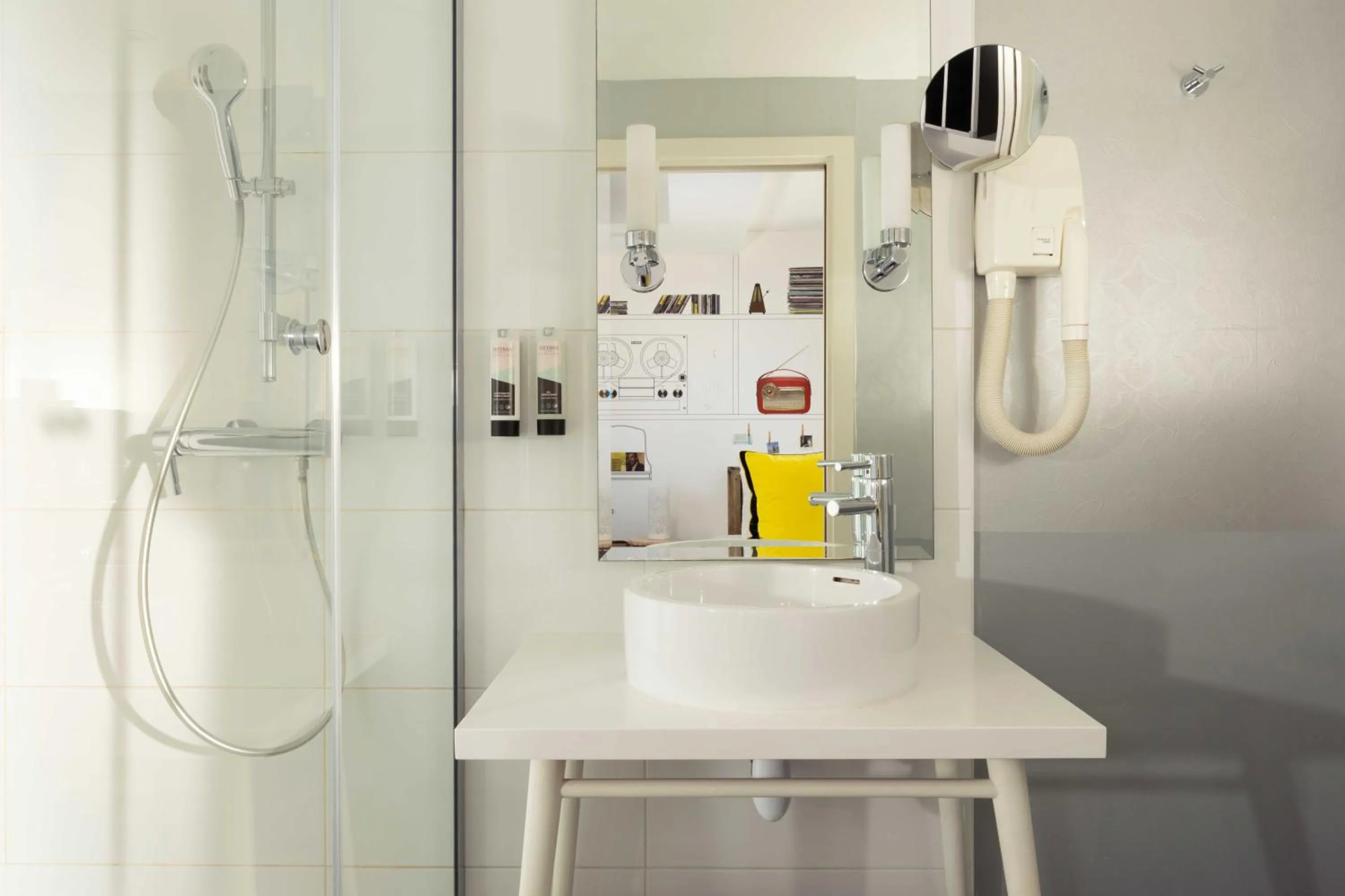 Bathroom in Hôtel du Triangle d'Or