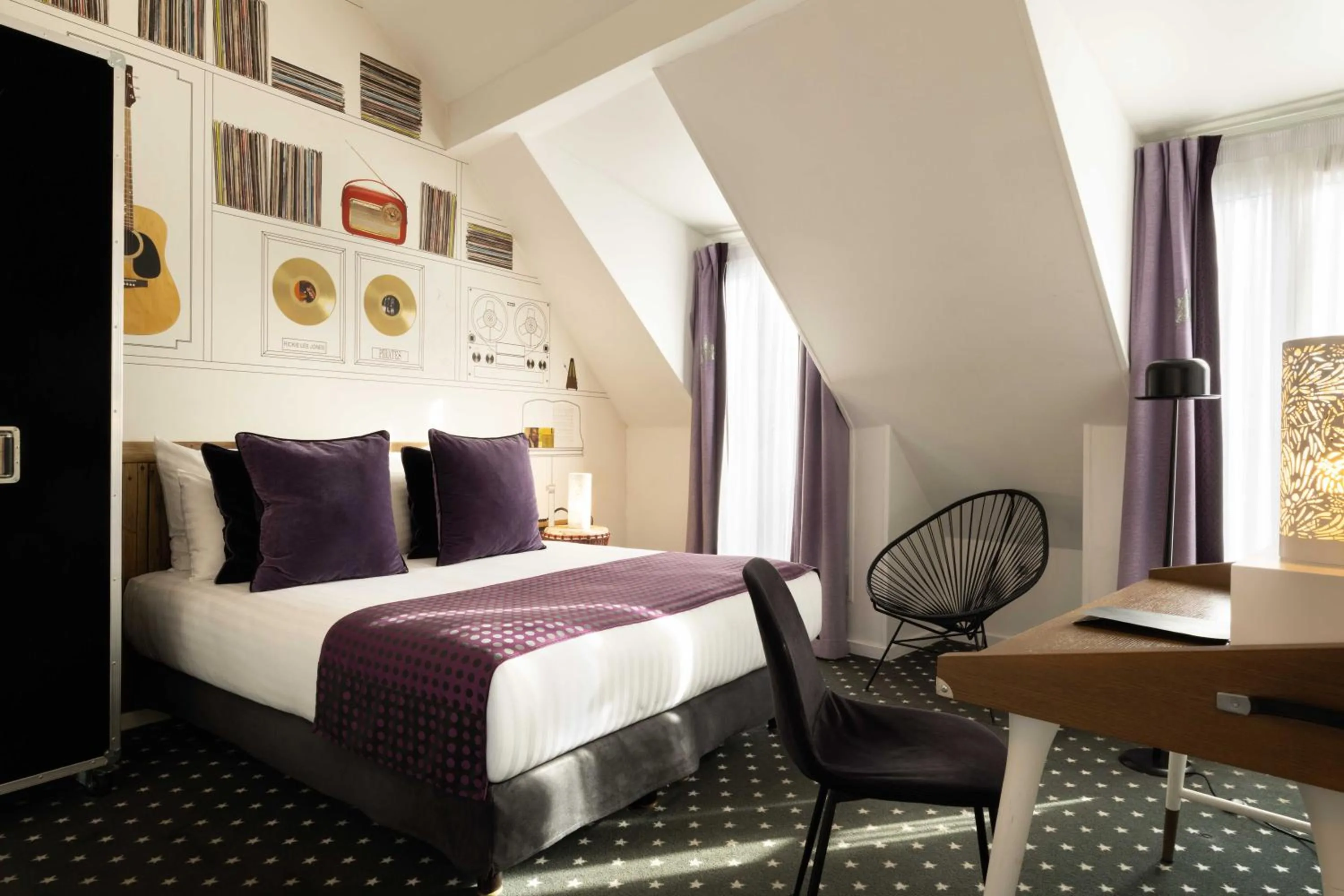 Bedroom, Bed in Hôtel du Triangle d'Or