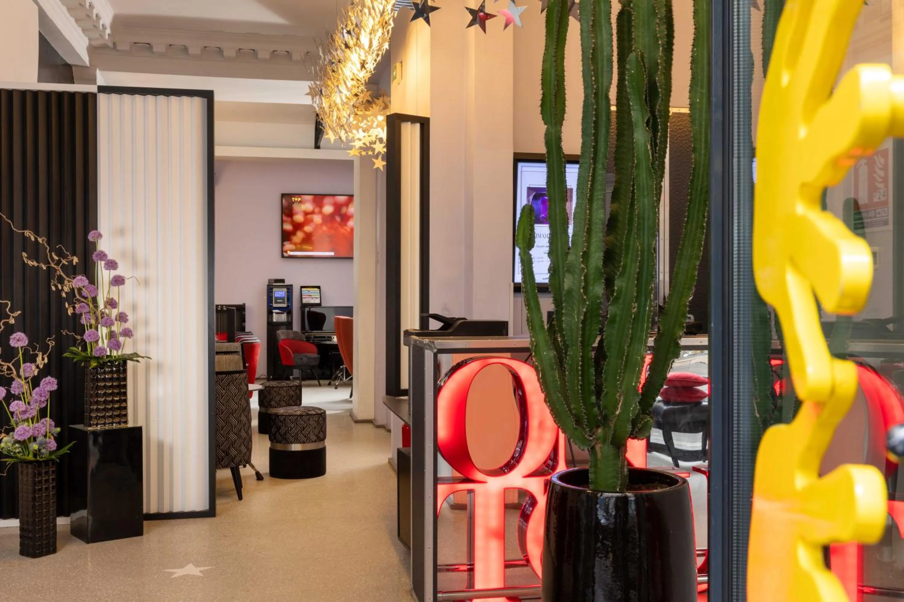 Lobby or reception in Hôtel du Triangle d'Or