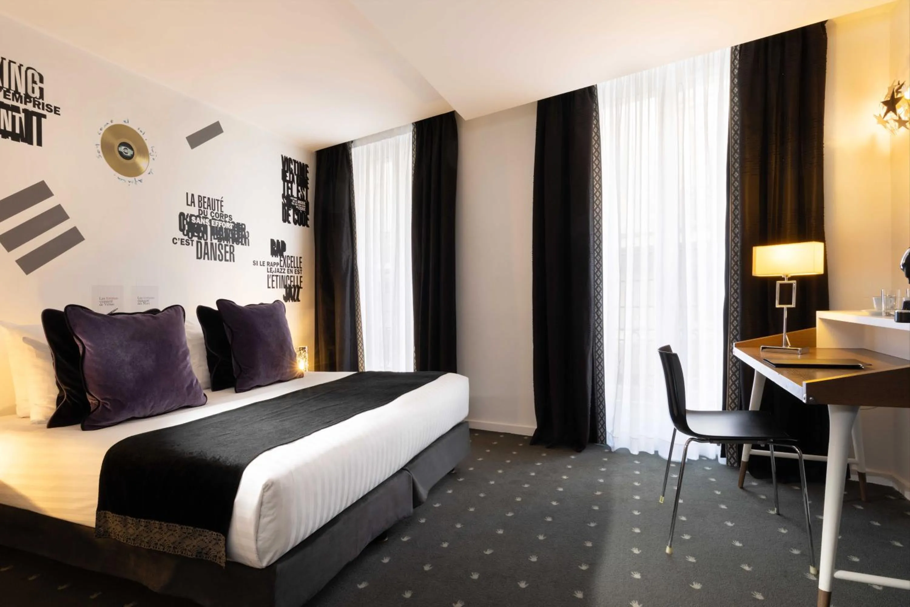 Bedroom, Bed in Hôtel du Triangle d'Or