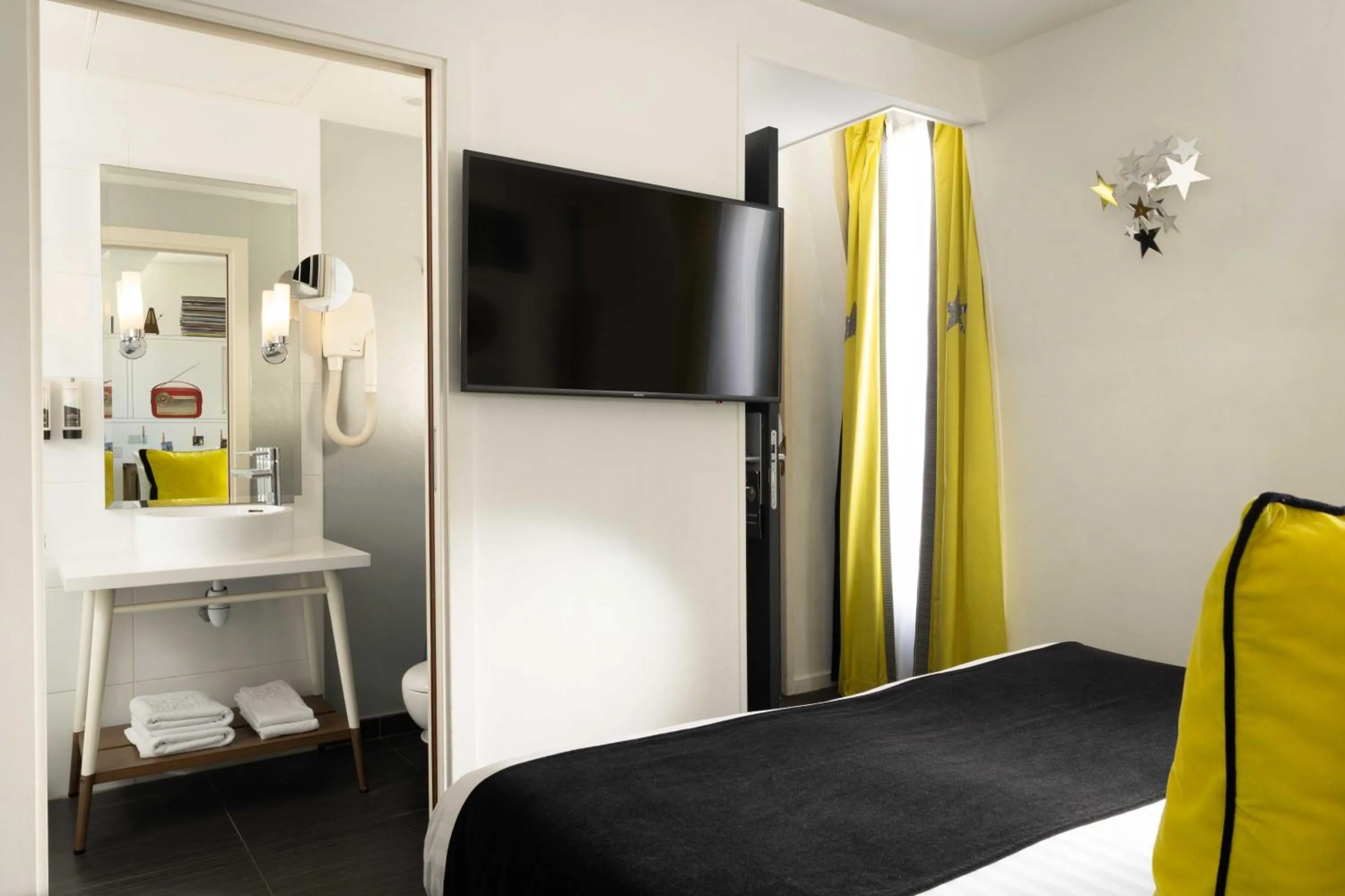 Bedroom, Bed in Hôtel du Triangle d'Or