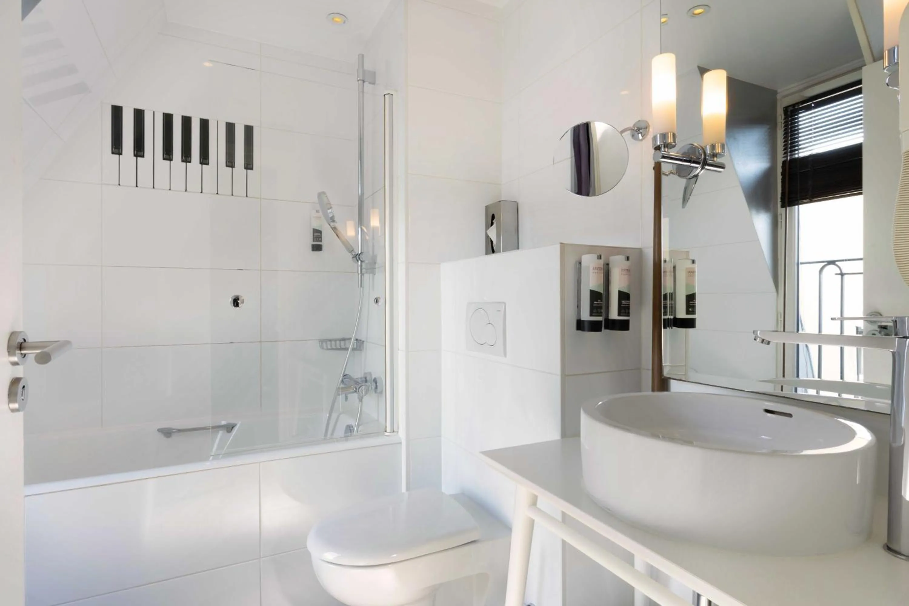 Bathroom in Hôtel du Triangle d'Or