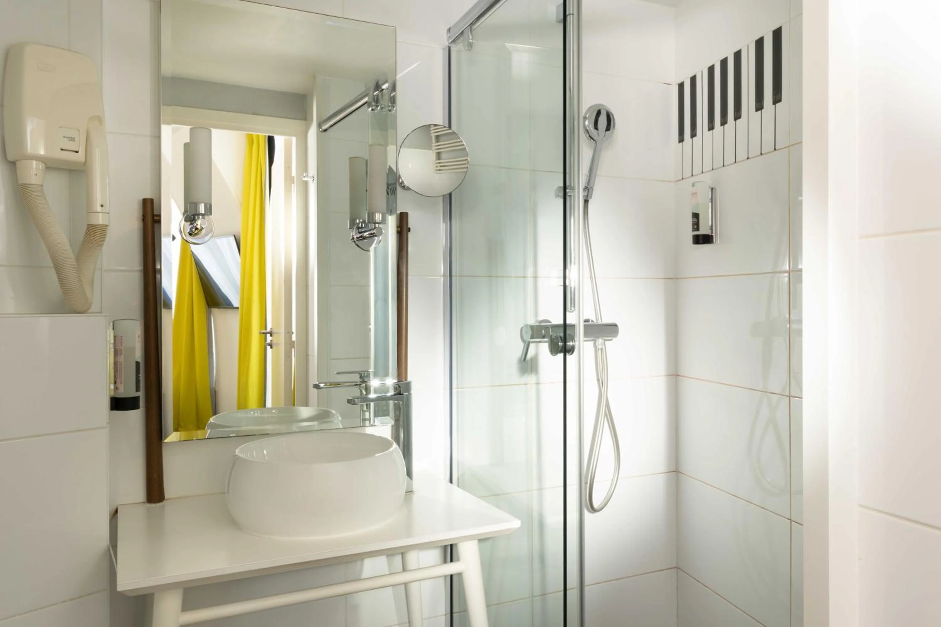 Bathroom in Hôtel du Triangle d'Or