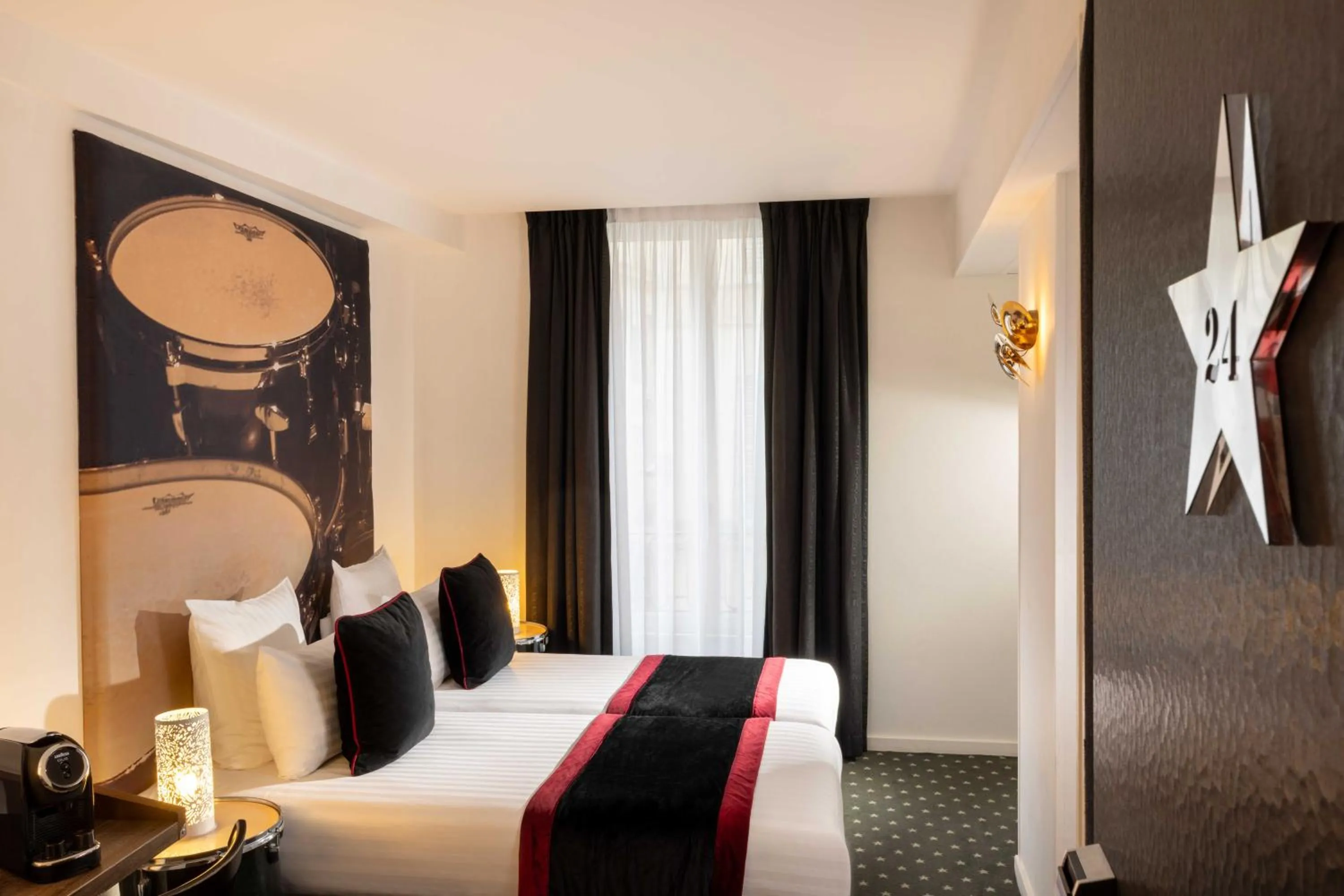Bedroom, Bed in Hôtel du Triangle d'Or
