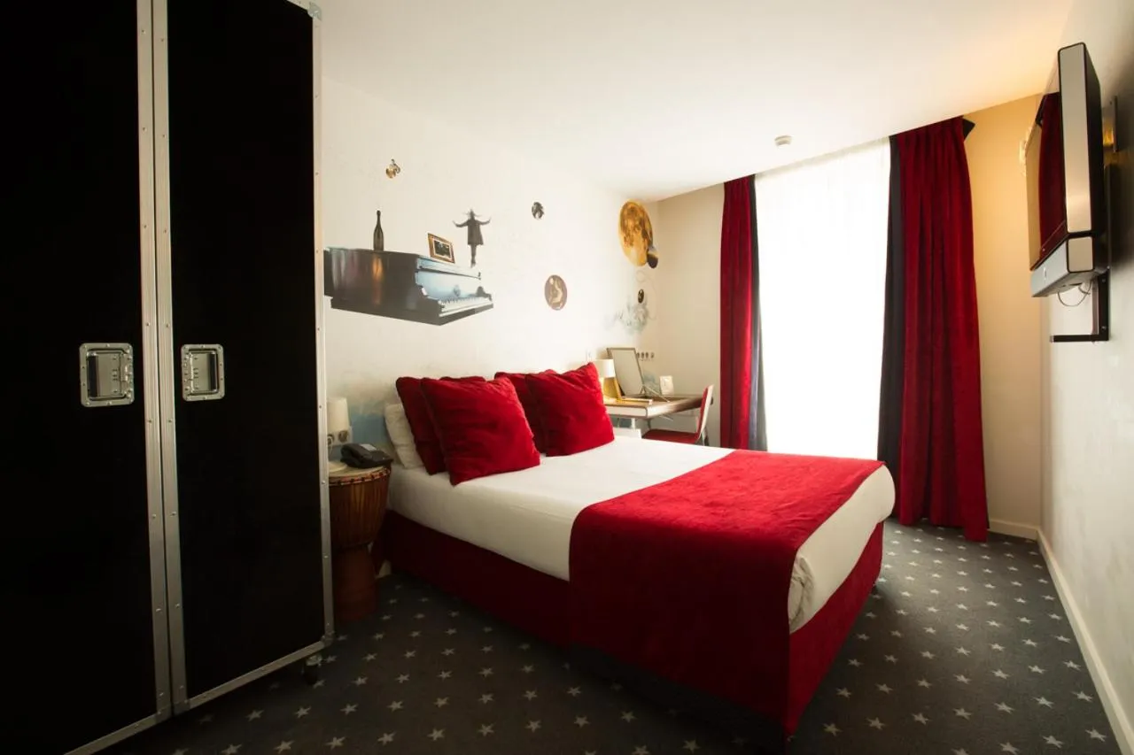 Photo of the whole room, Bed in Hôtel du Triangle d'Or