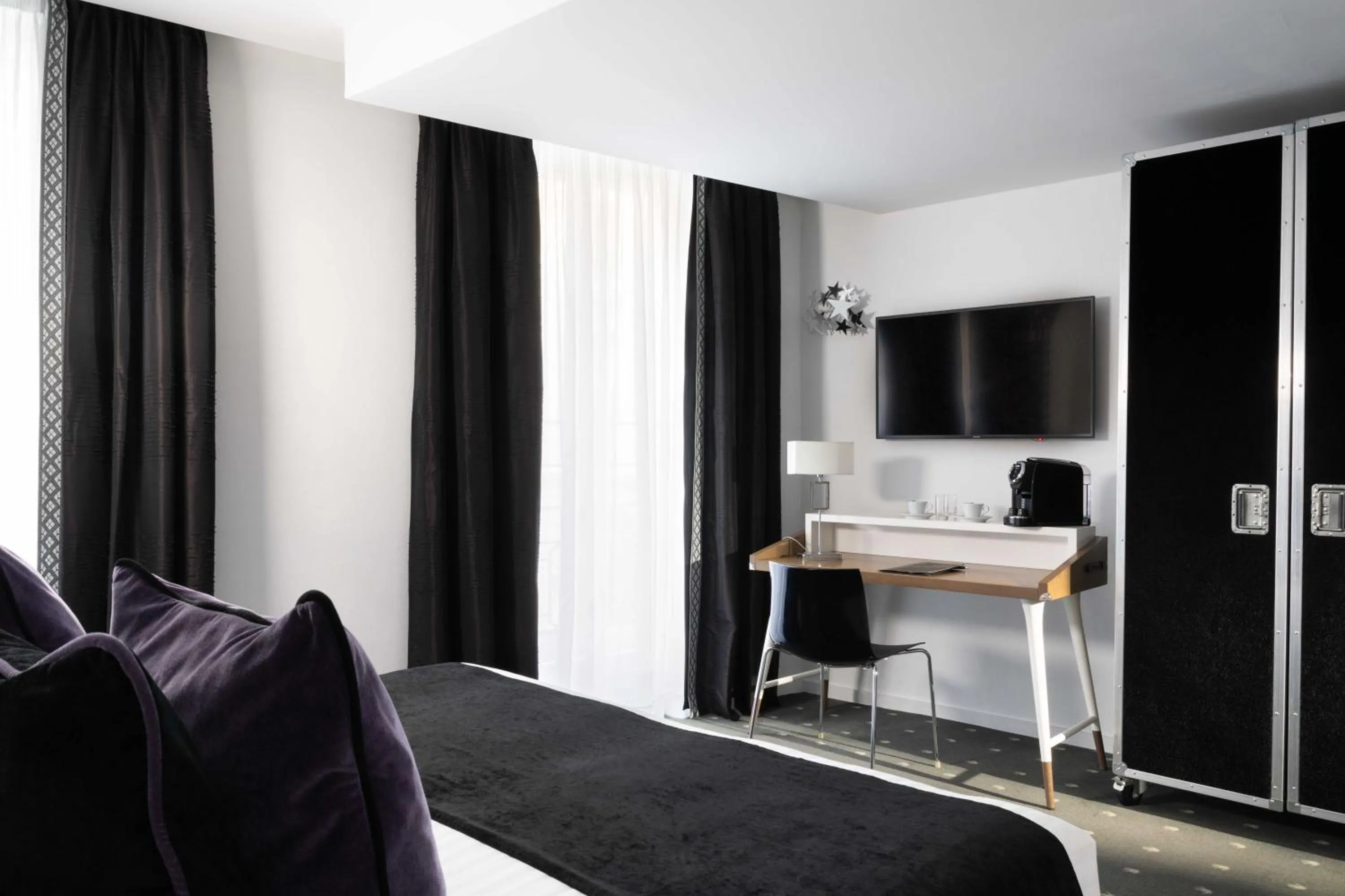 Bedroom, Bed in Hôtel du Triangle d'Or