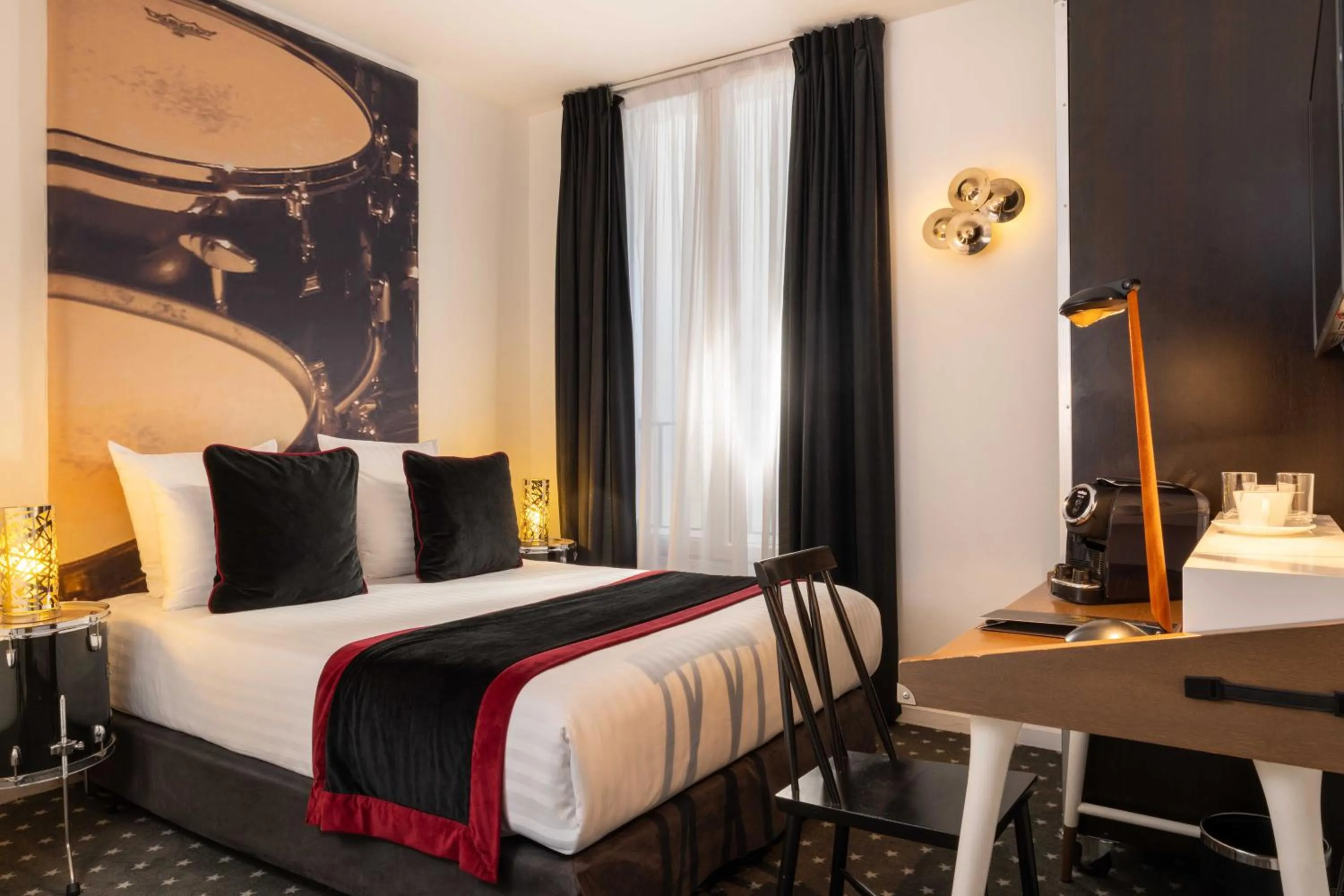 Bed in Hôtel du Triangle d'Or