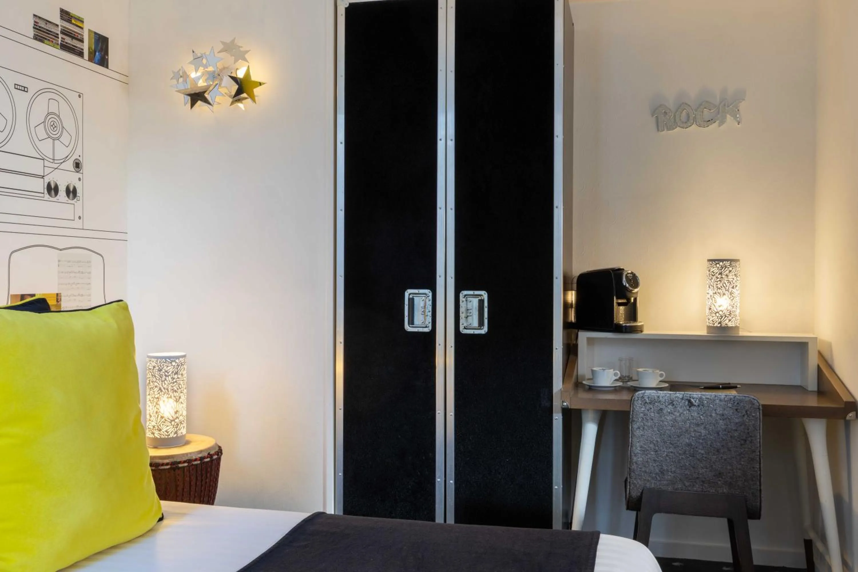 Bedroom in Hôtel du Triangle d'Or