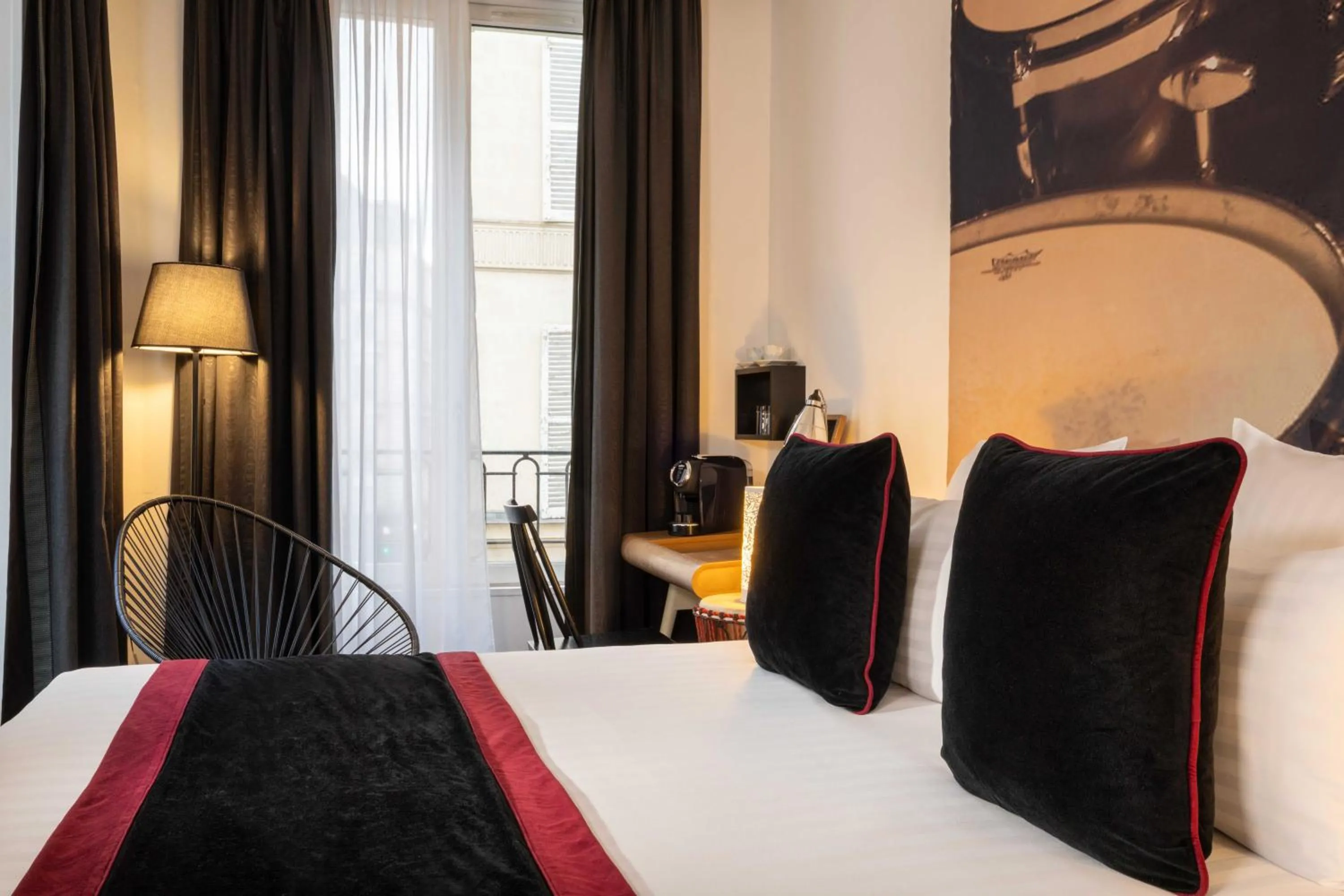 Bedroom, Bed in Hôtel du Triangle d'Or