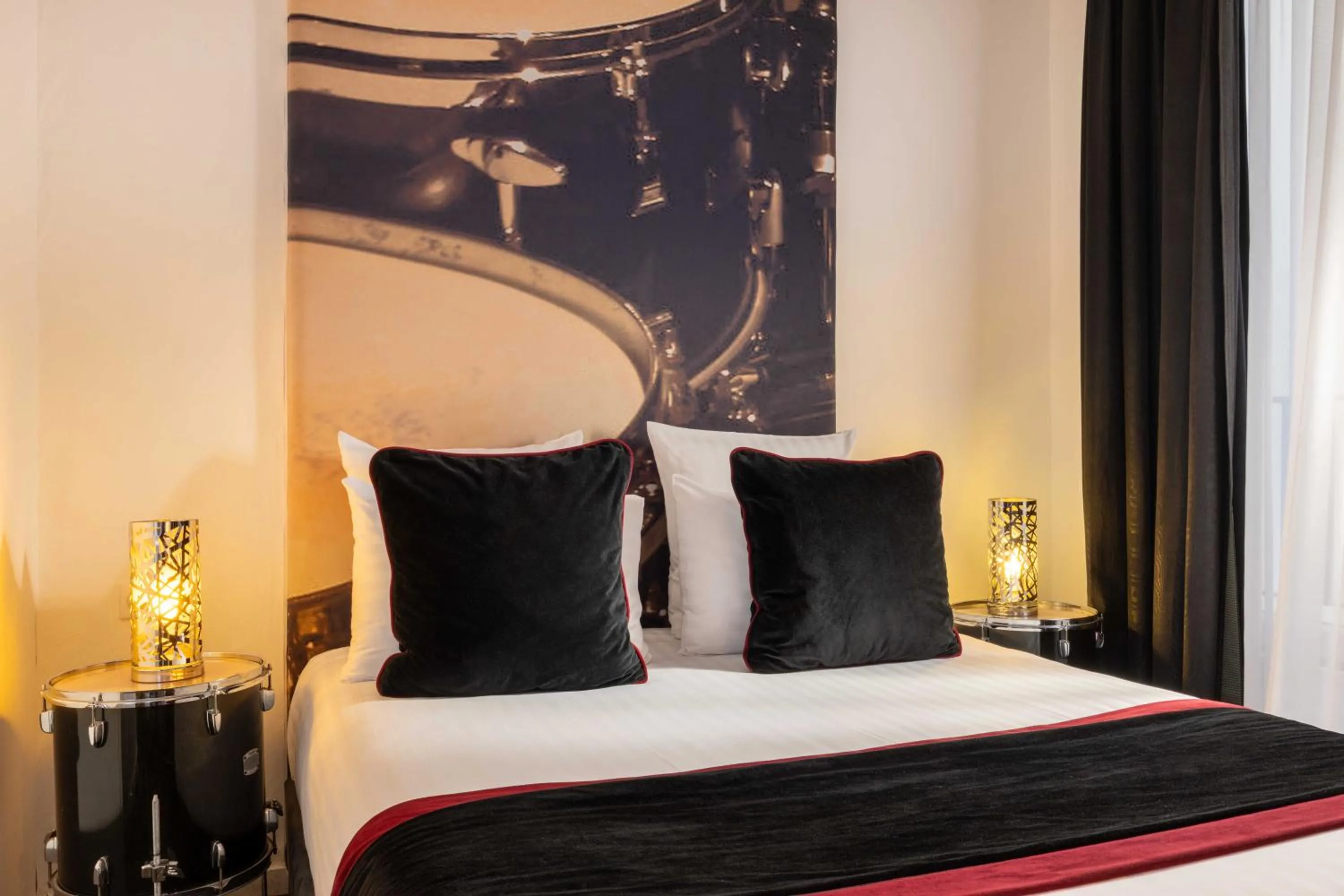 Bed in Hôtel du Triangle d'Or