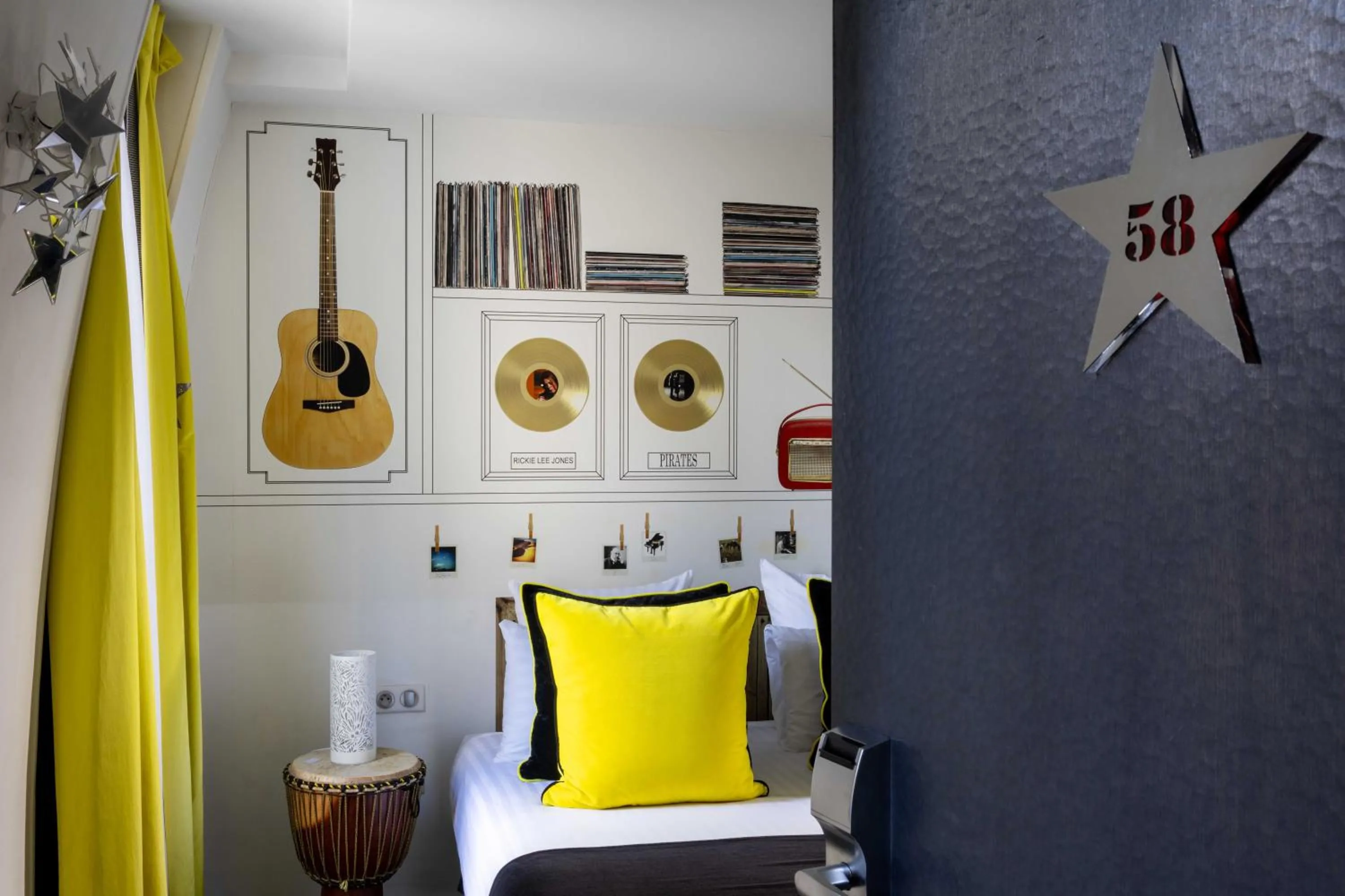Bedroom in Hôtel du Triangle d'Or