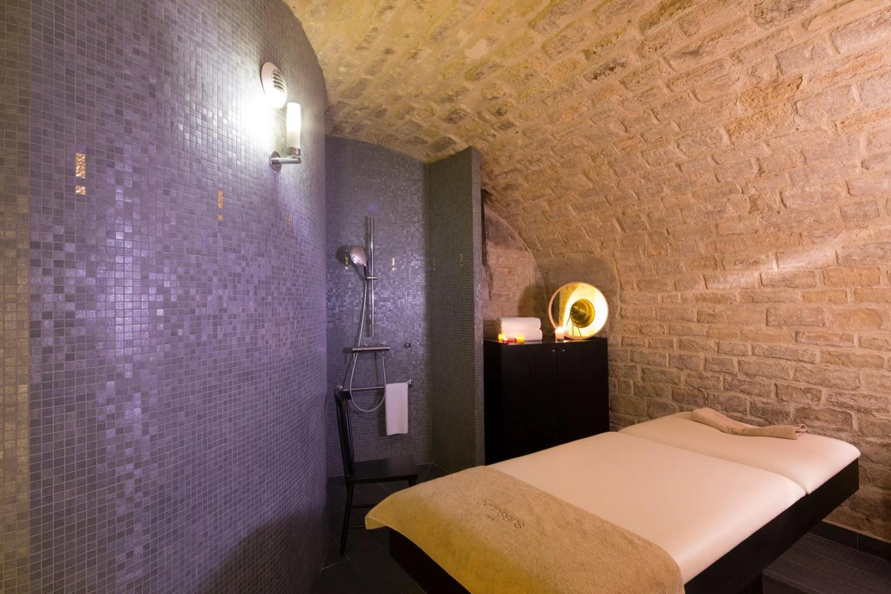 Bed in Hôtel du Triangle d'Or