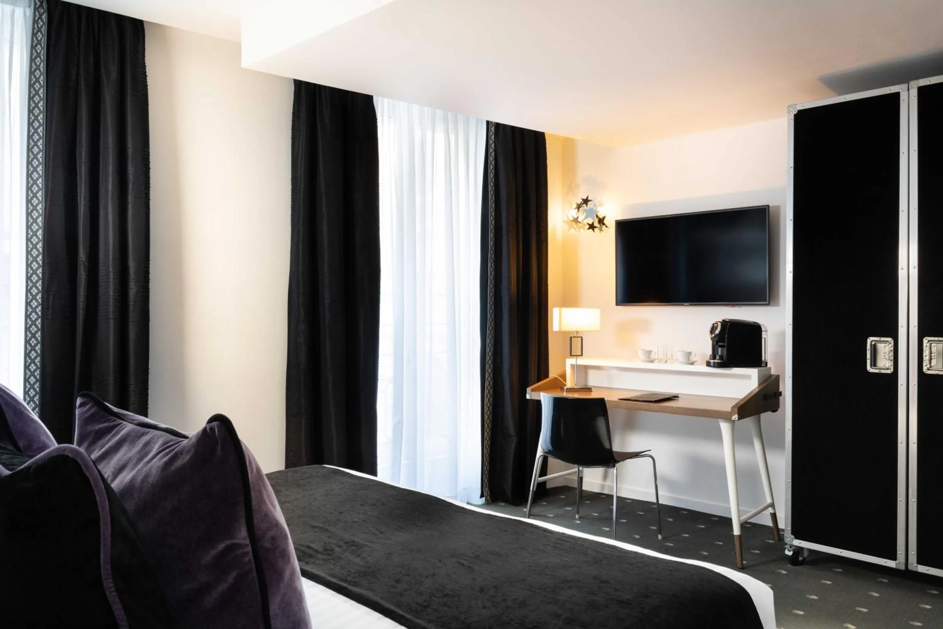 Bedroom, Bed in Hôtel du Triangle d'Or