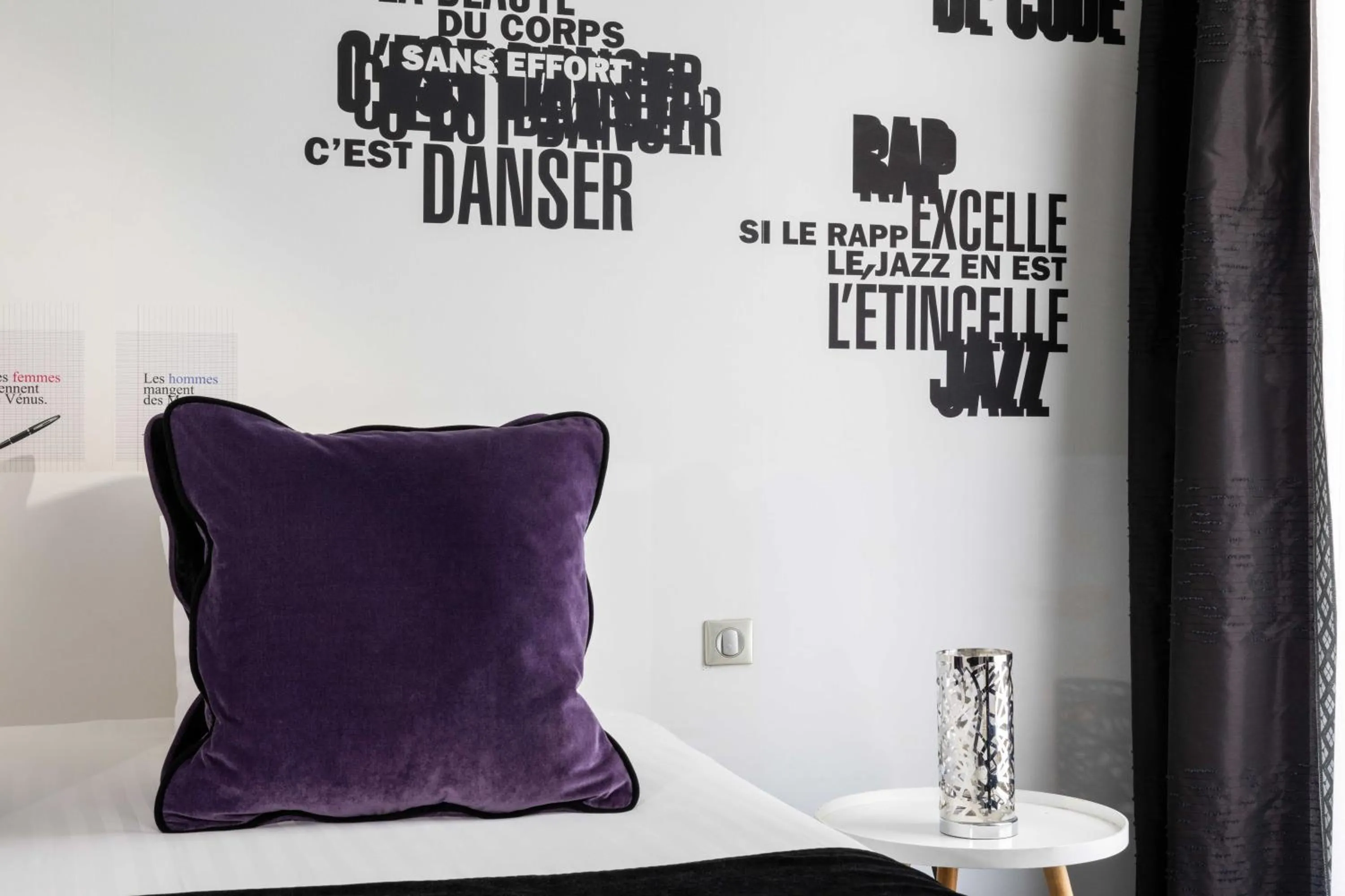 Bedroom in Hôtel du Triangle d'Or