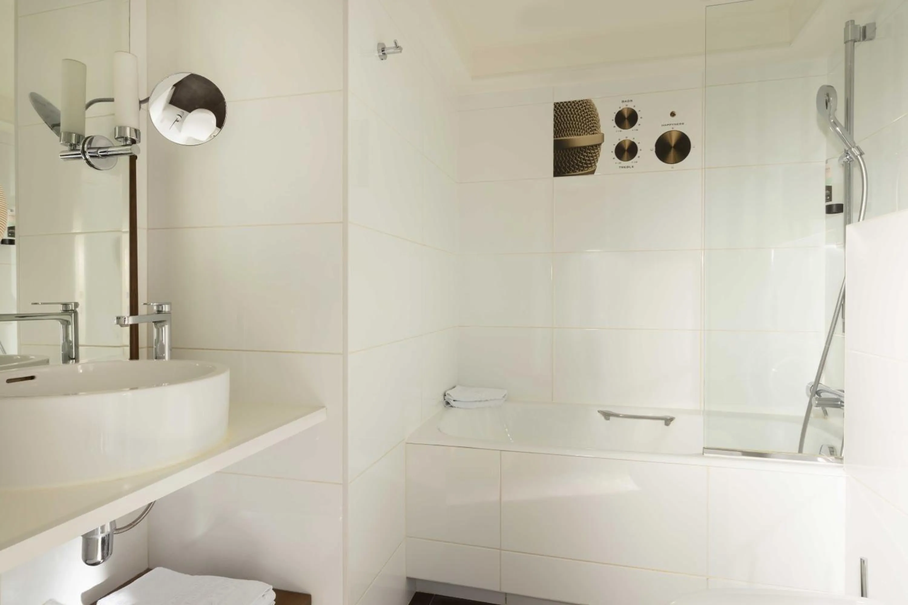 Bathroom in Hôtel du Triangle d'Or