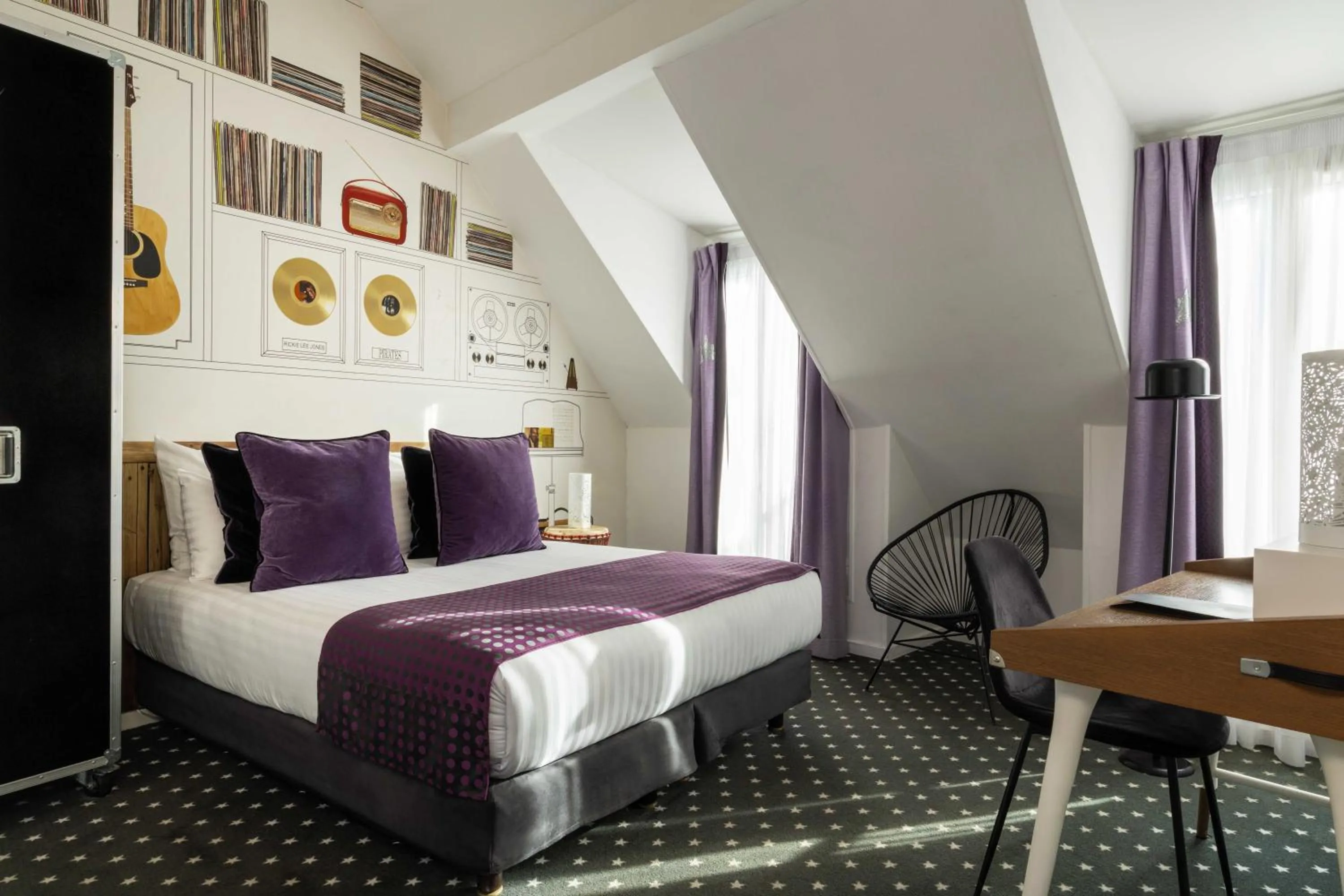 Bedroom, Bed in Hôtel du Triangle d'Or