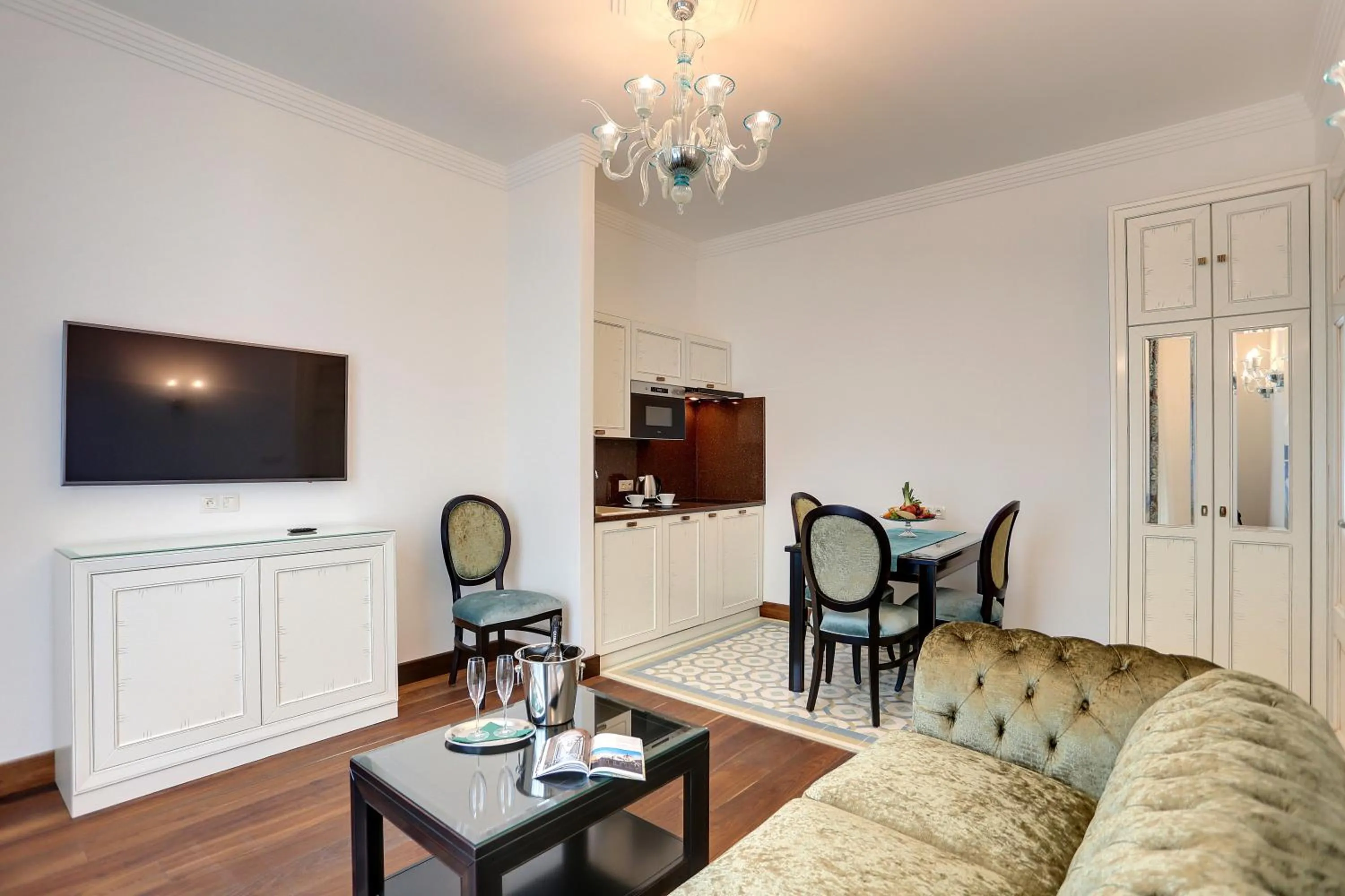 TV and multimedia in Ferdinandhof Apart-Hotel