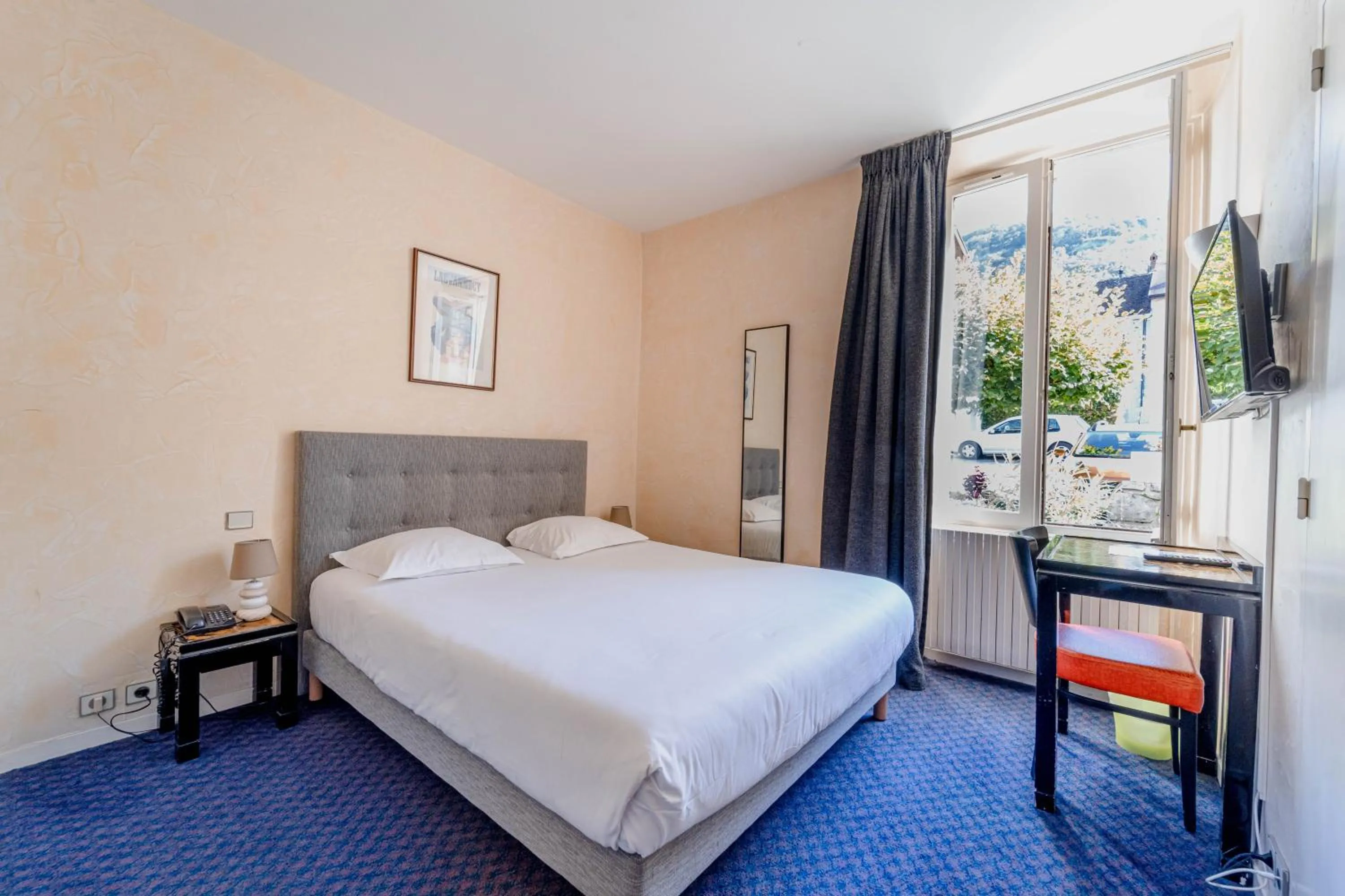 Photo of the whole room, Bed in Hotel du Lac