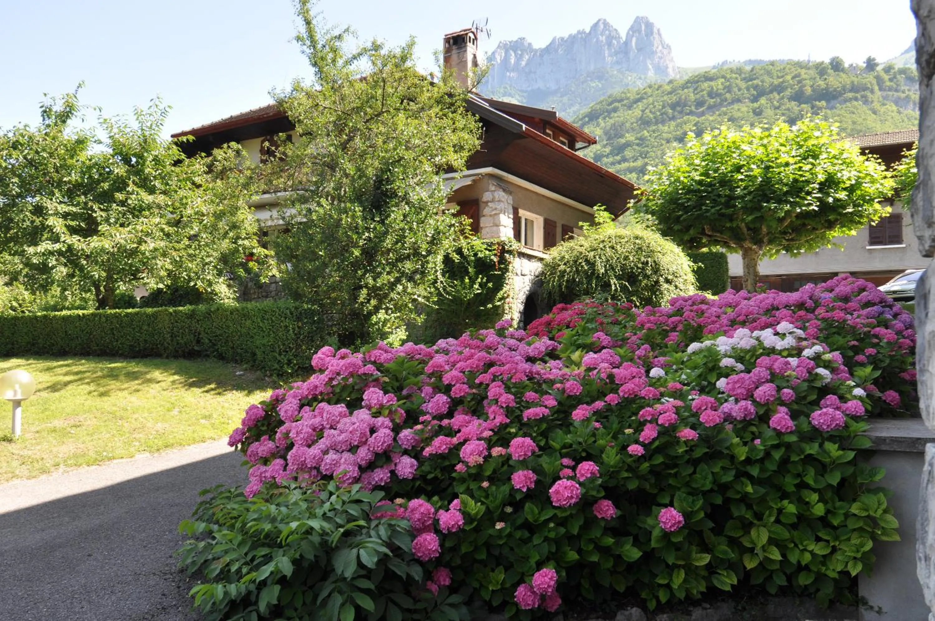 Property building in Hotel du Lac